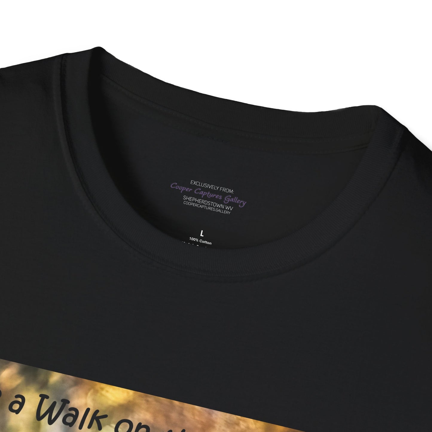 Sneaky raccoon on the road - T-Shirt