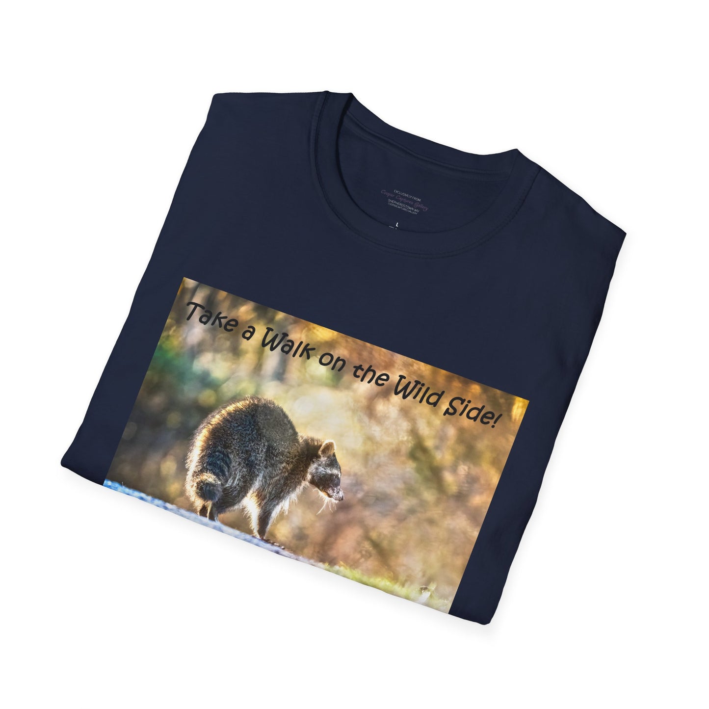 Sneaky raccoon on the road - T-Shirt