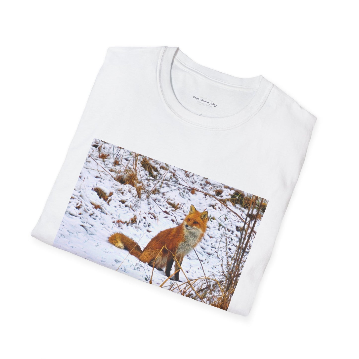 Red Fox in the snow, resting - T-shirt