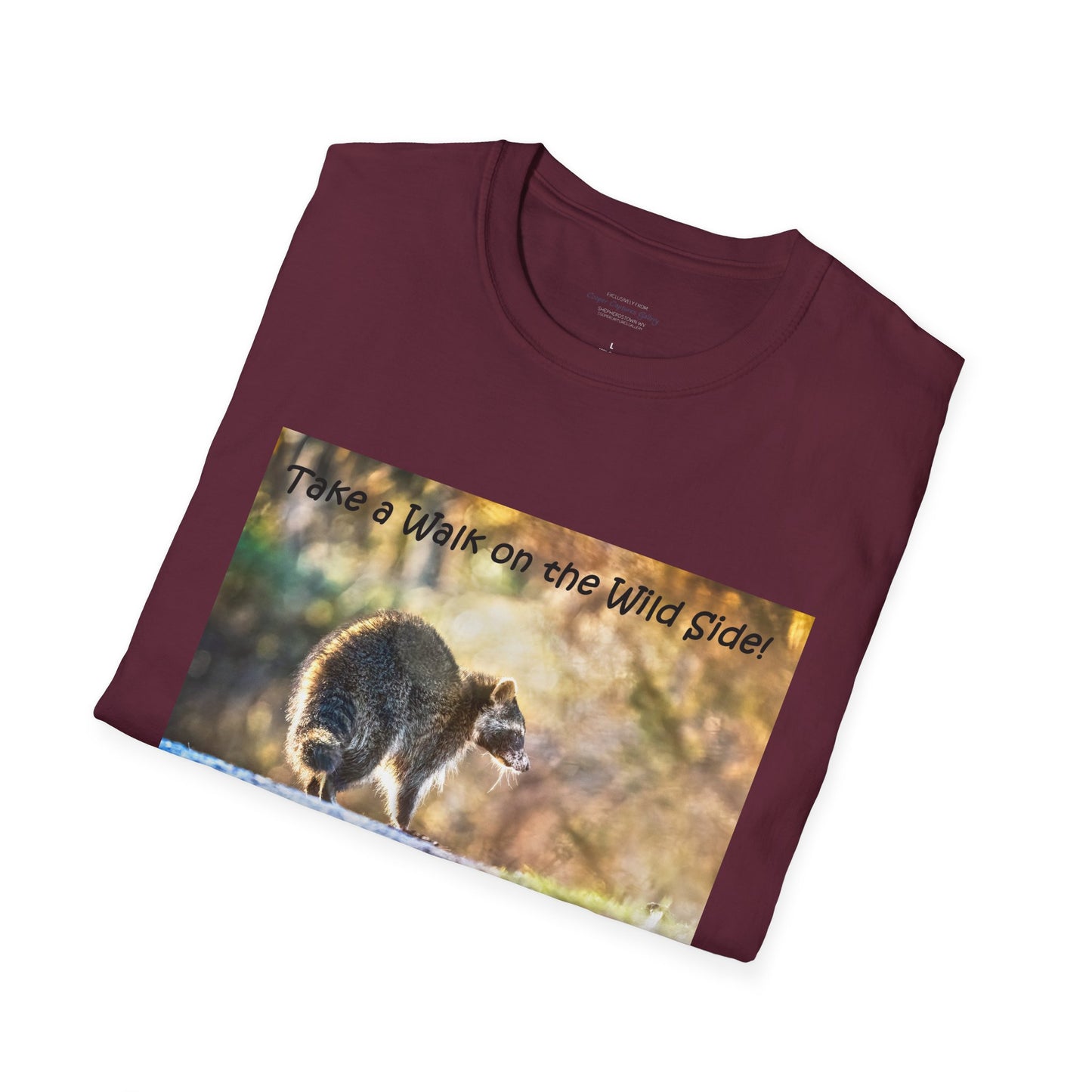 Sneaky raccoon on the road - T-Shirt