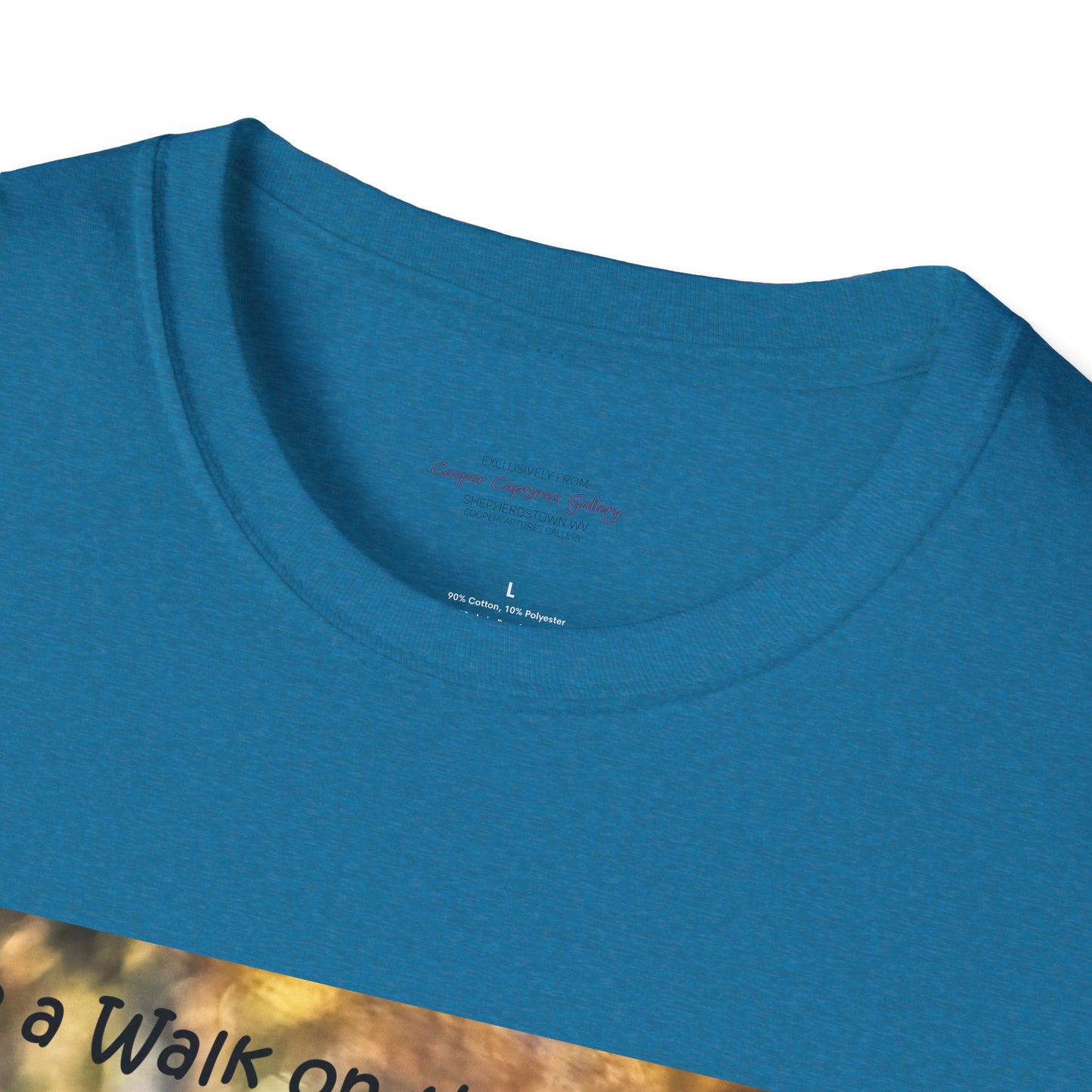 Sneaky raccoon on the road - T-Shirt