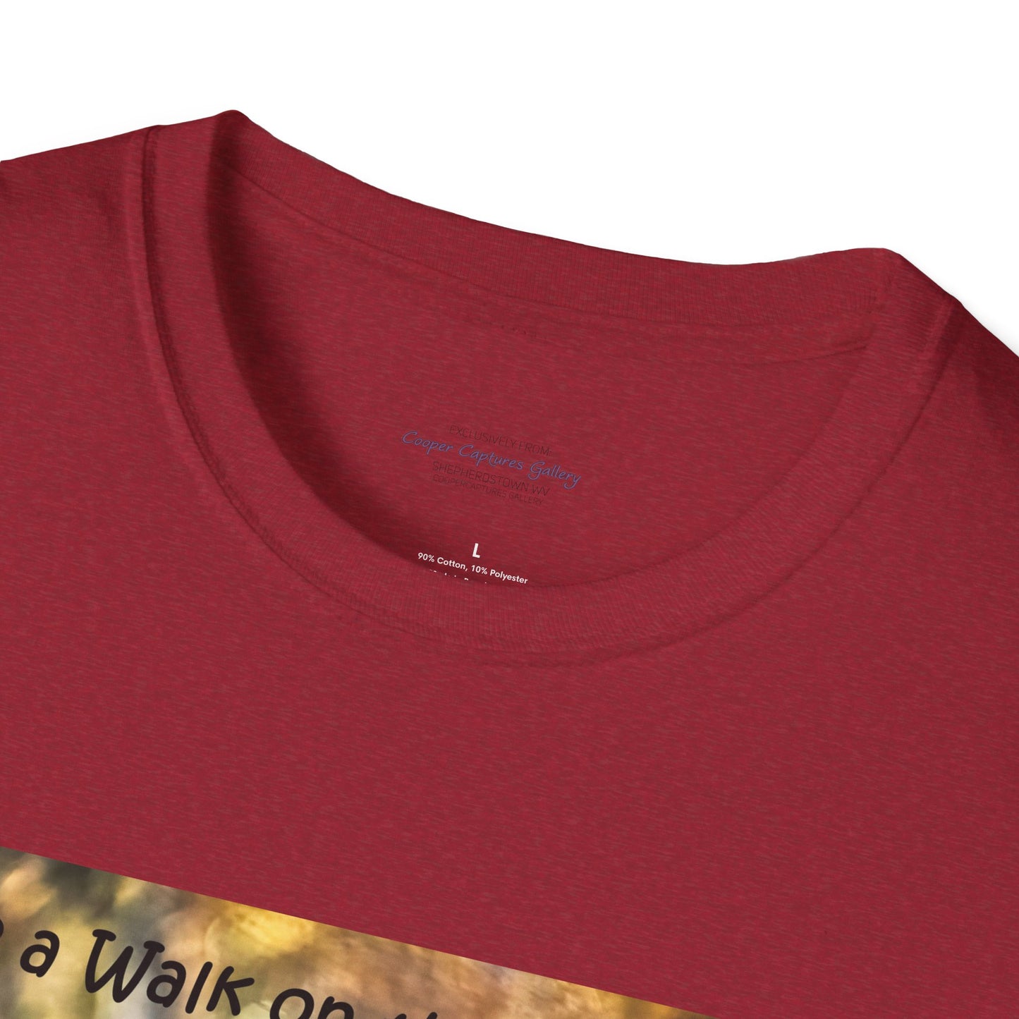 Sneaky raccoon on the road - T-Shirt