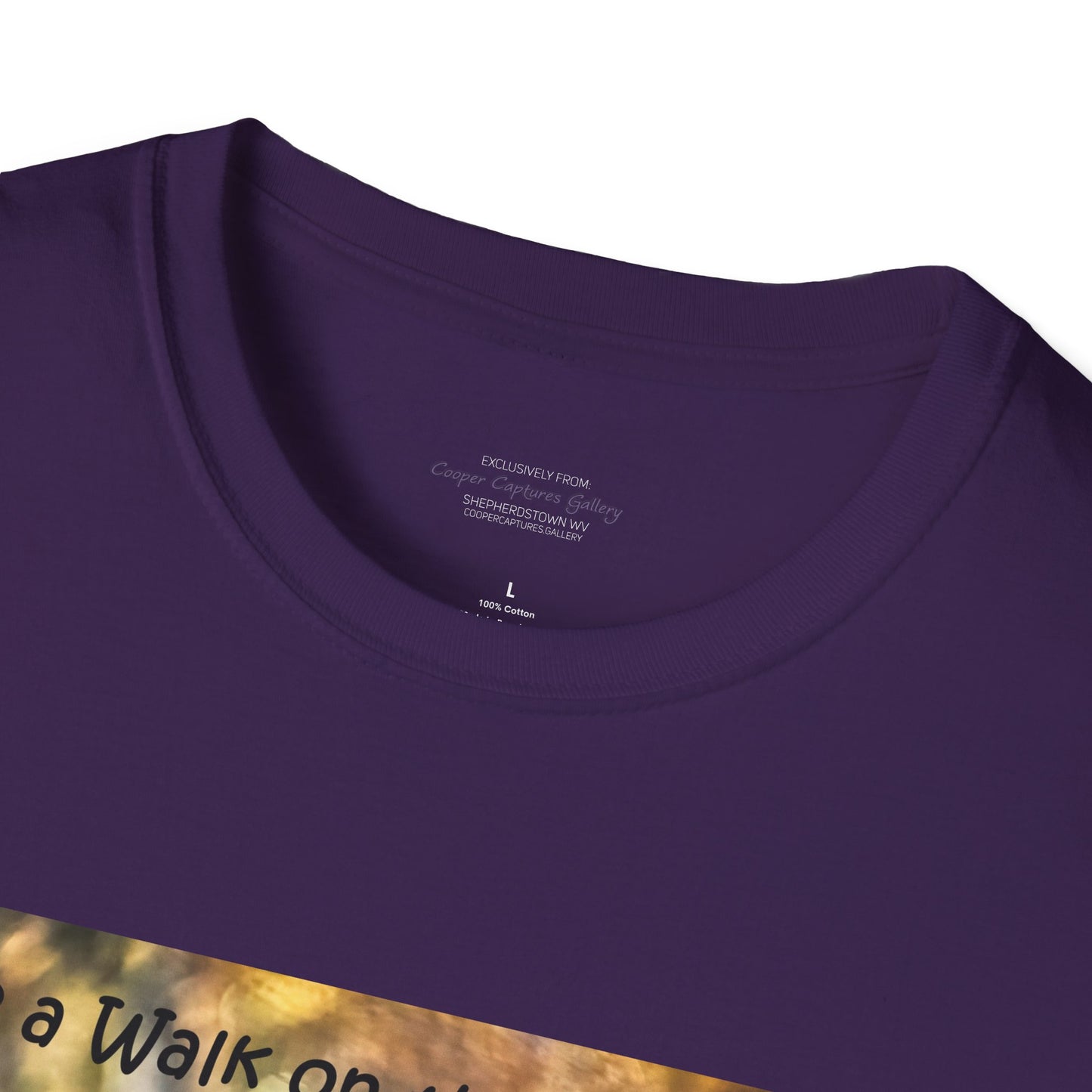 Sneaky raccoon on the road - T-Shirt