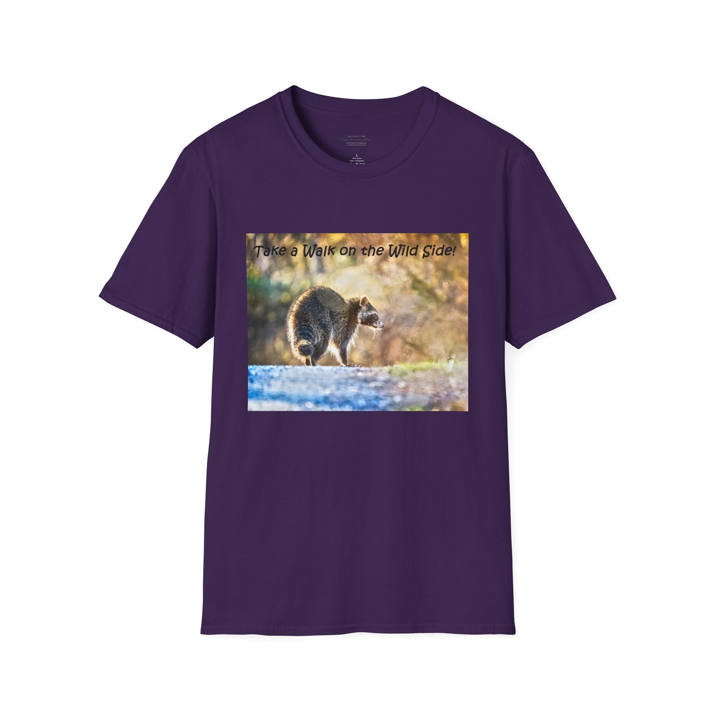 Sneaky raccoon on the road - T-Shirt