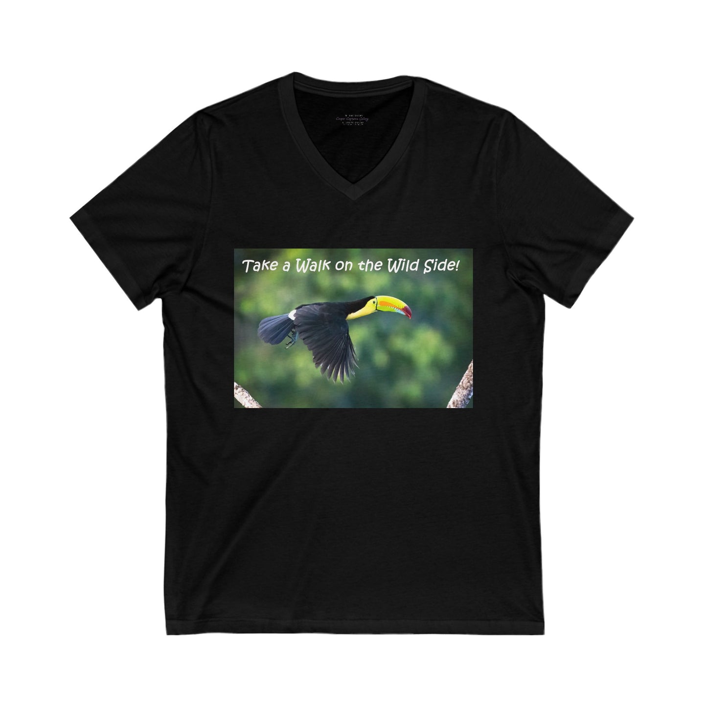 Costa Rican Keel-billed Toucan flying - V-Neck Tee-Shirt