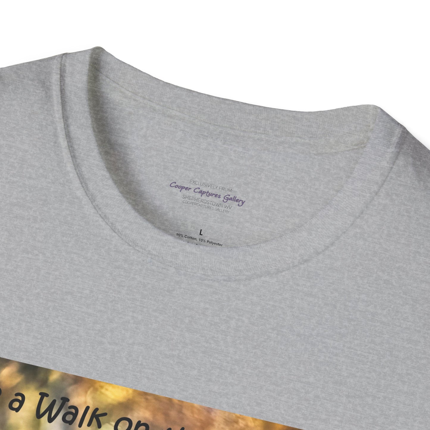 Sneaky raccoon on the road - T-Shirt