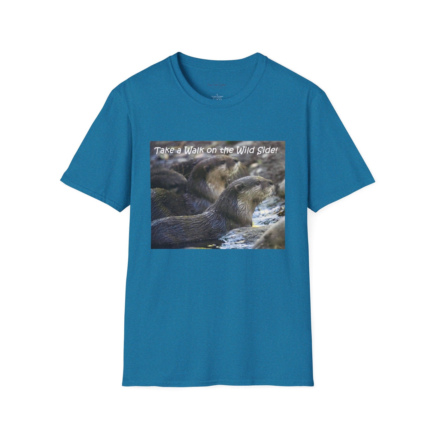 Curiously cute river otter - T-Shirt