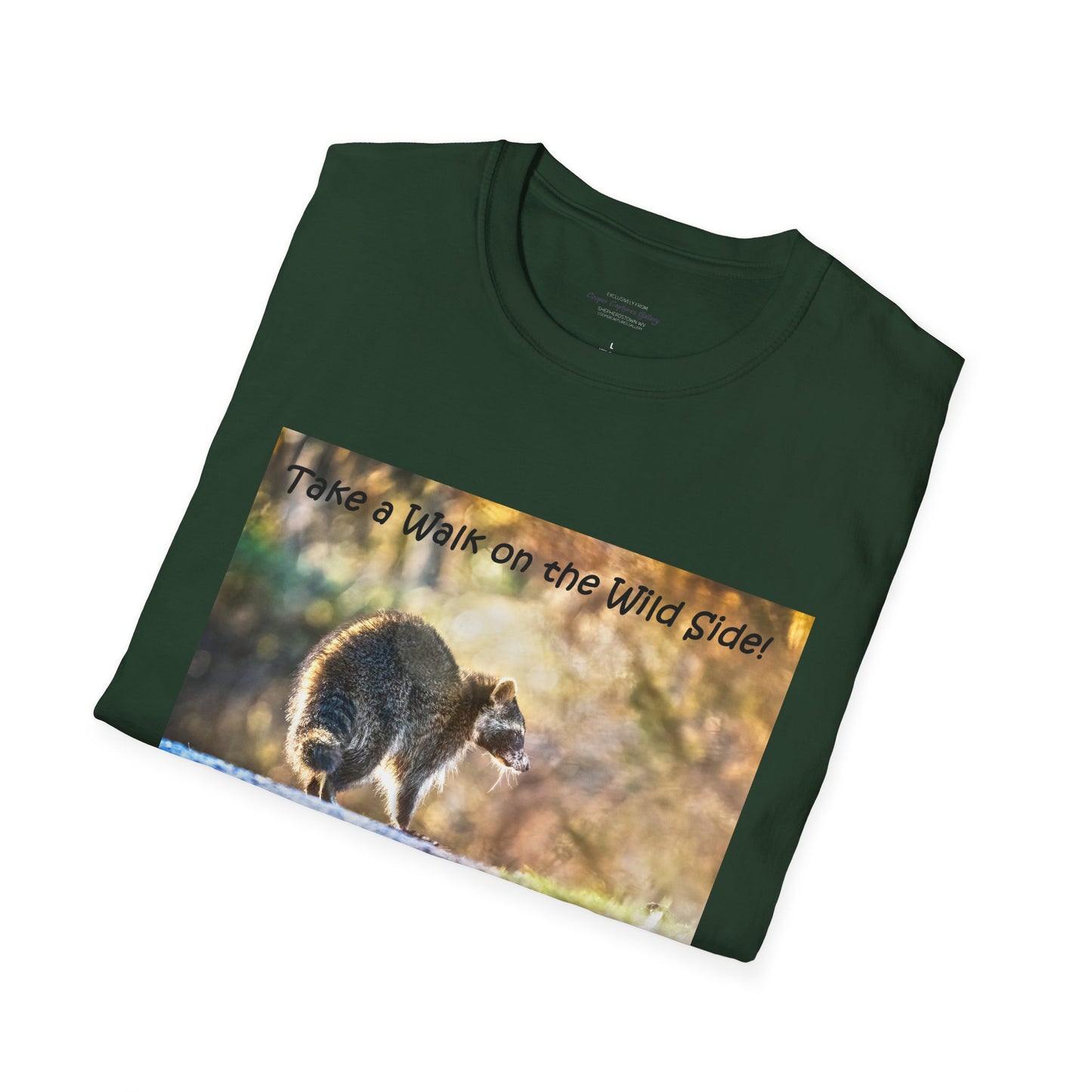 Sneaky raccoon on the road - T-Shirt