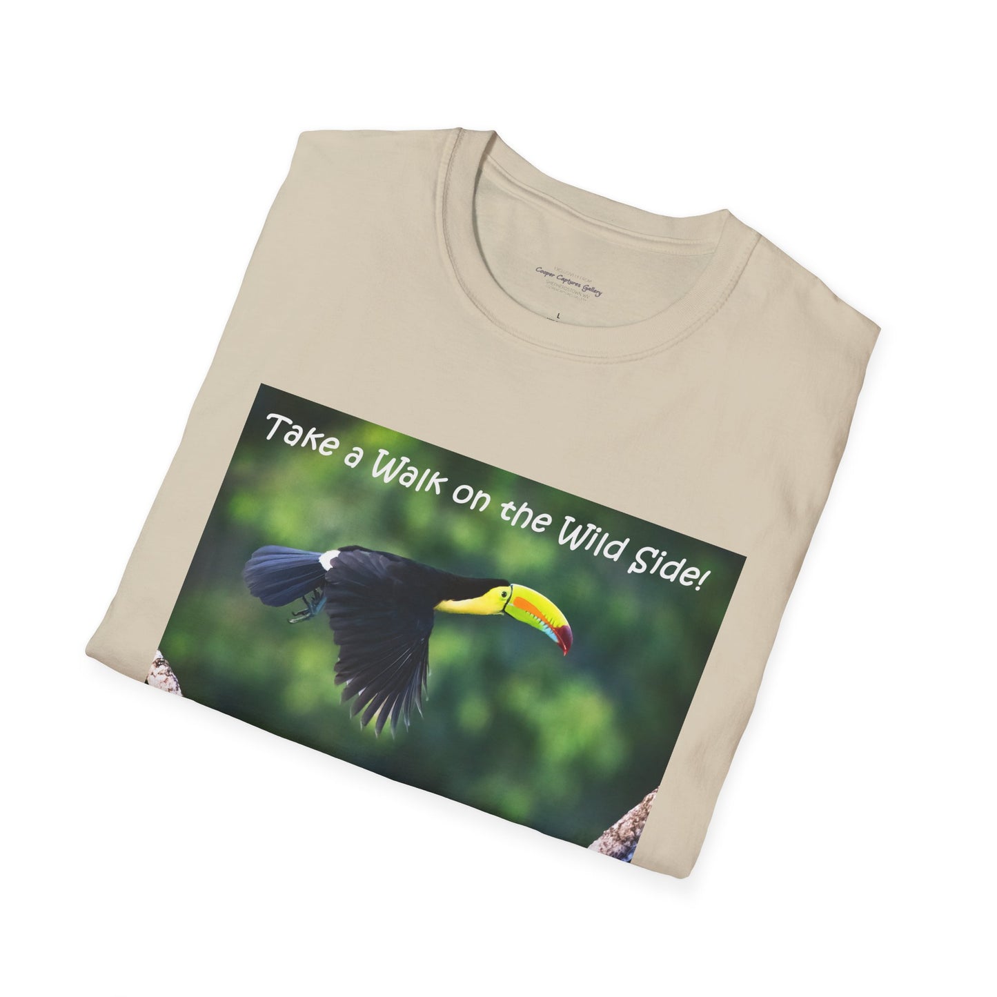 Costa Rican Keel-billed toucan in flight - T-shirt