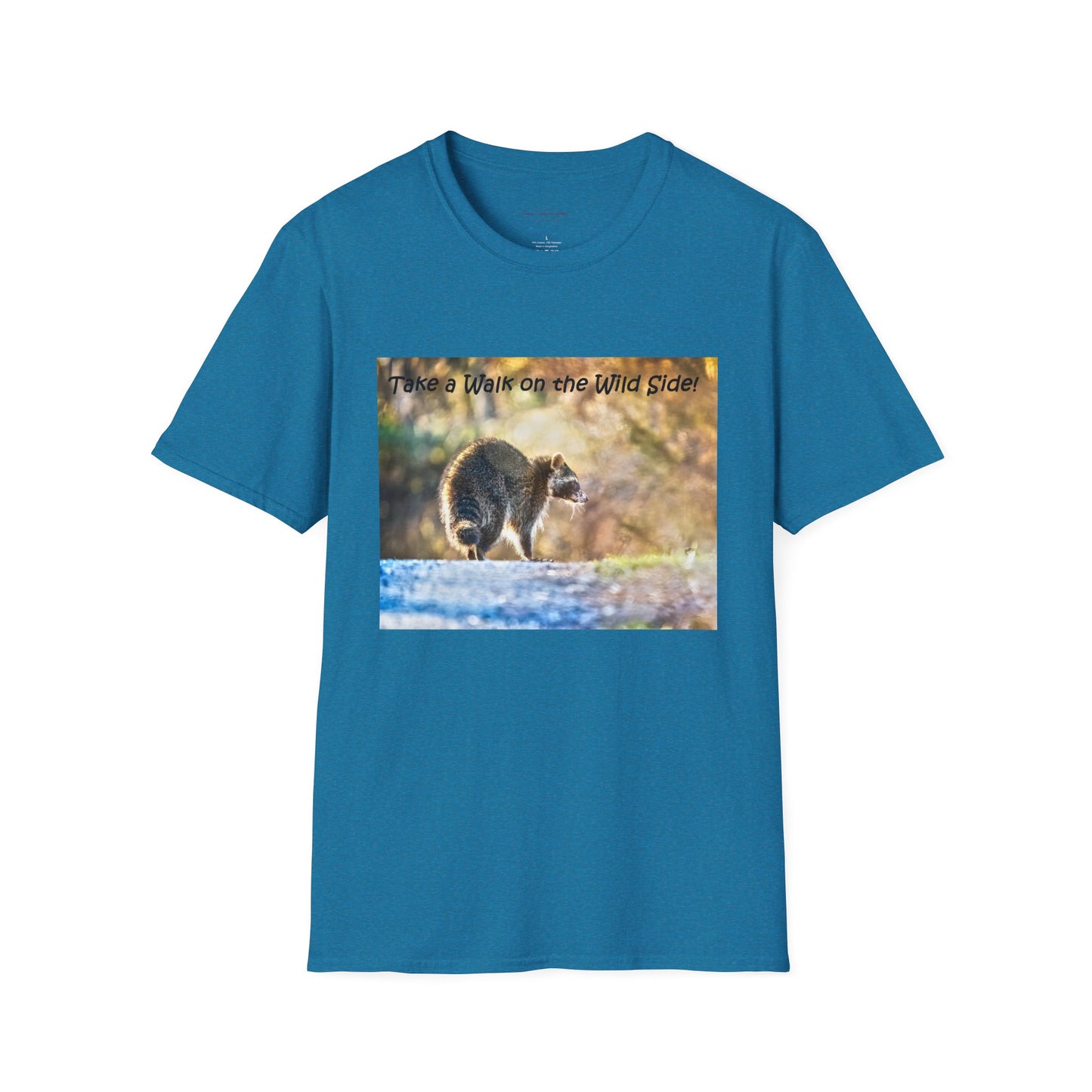 Sneaky raccoon on the road - T-Shirt