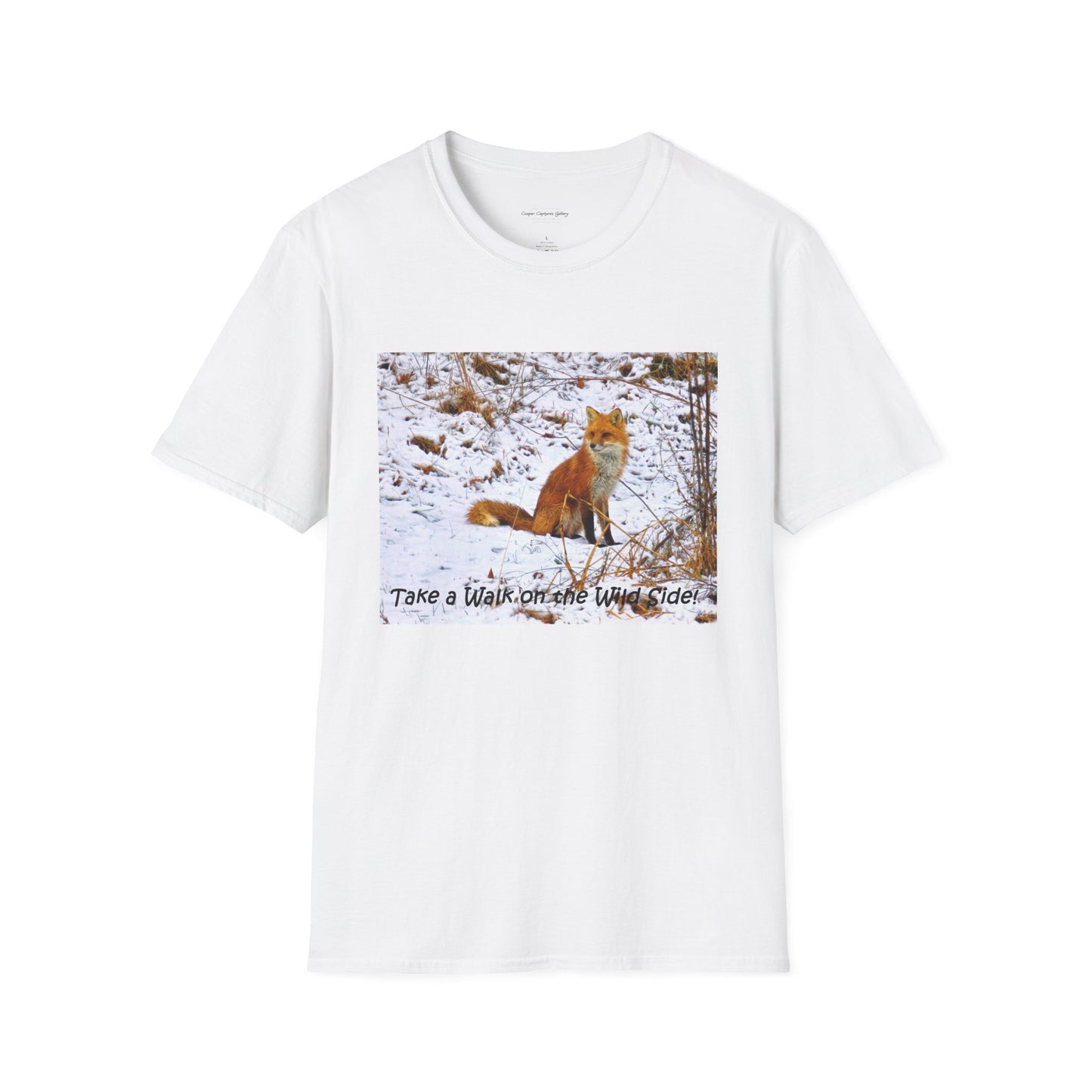 Red Fox in the snow, resting - T-shirt