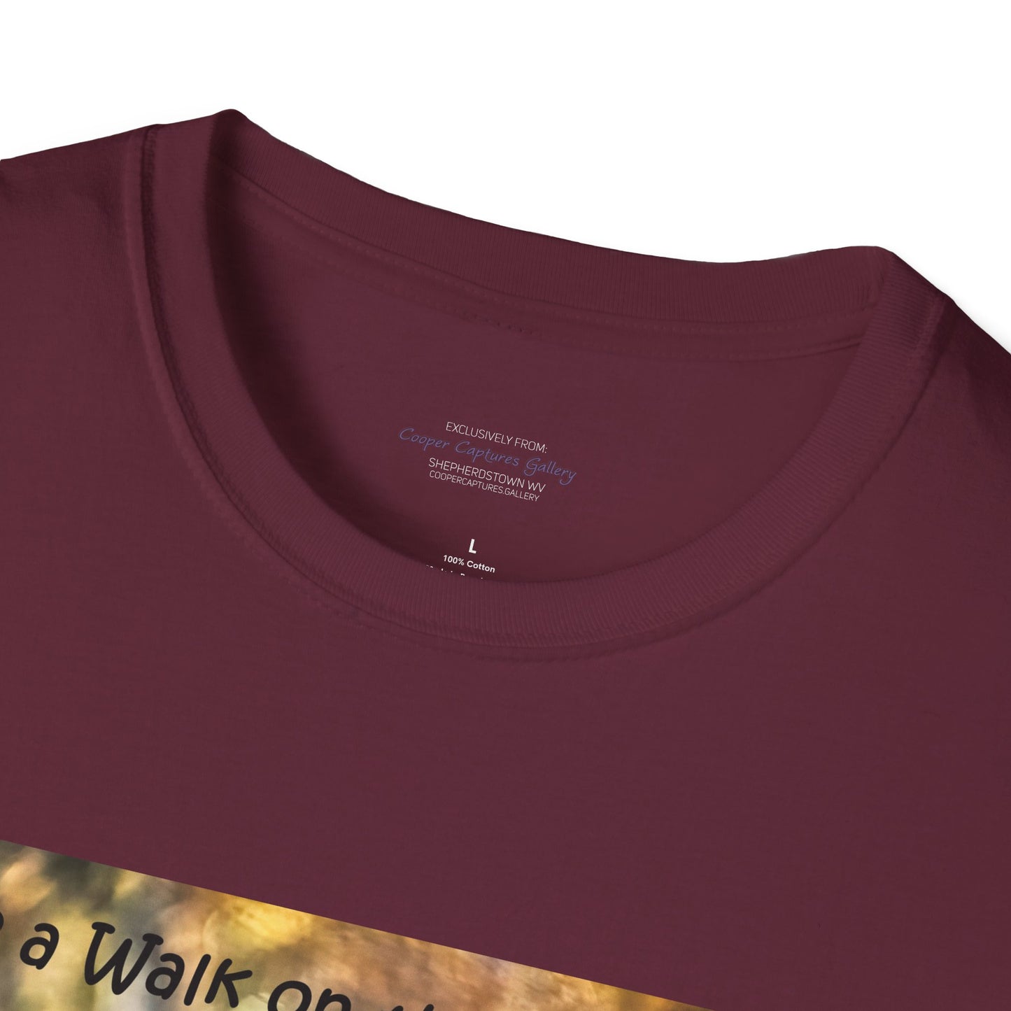 Sneaky raccoon on the road - T-Shirt