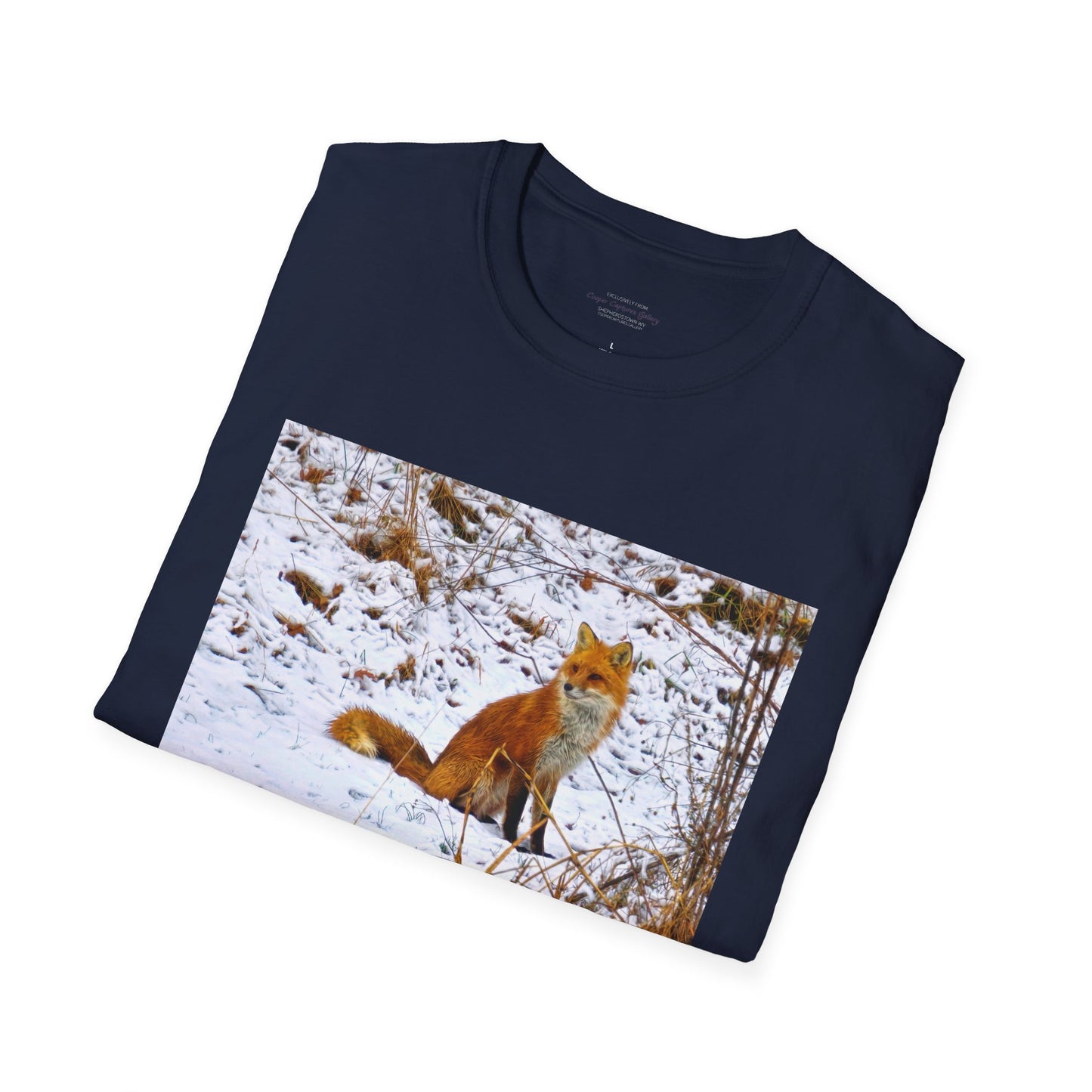 Red Fox in the snow, resting - T-shirt