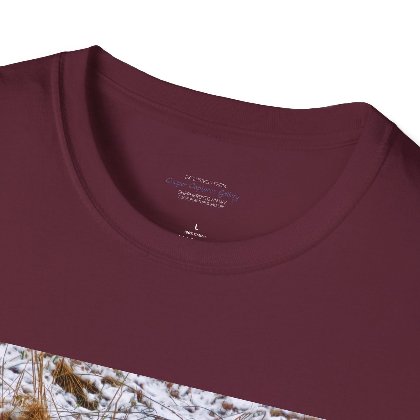 Red Fox in the snow, resting - T-shirt