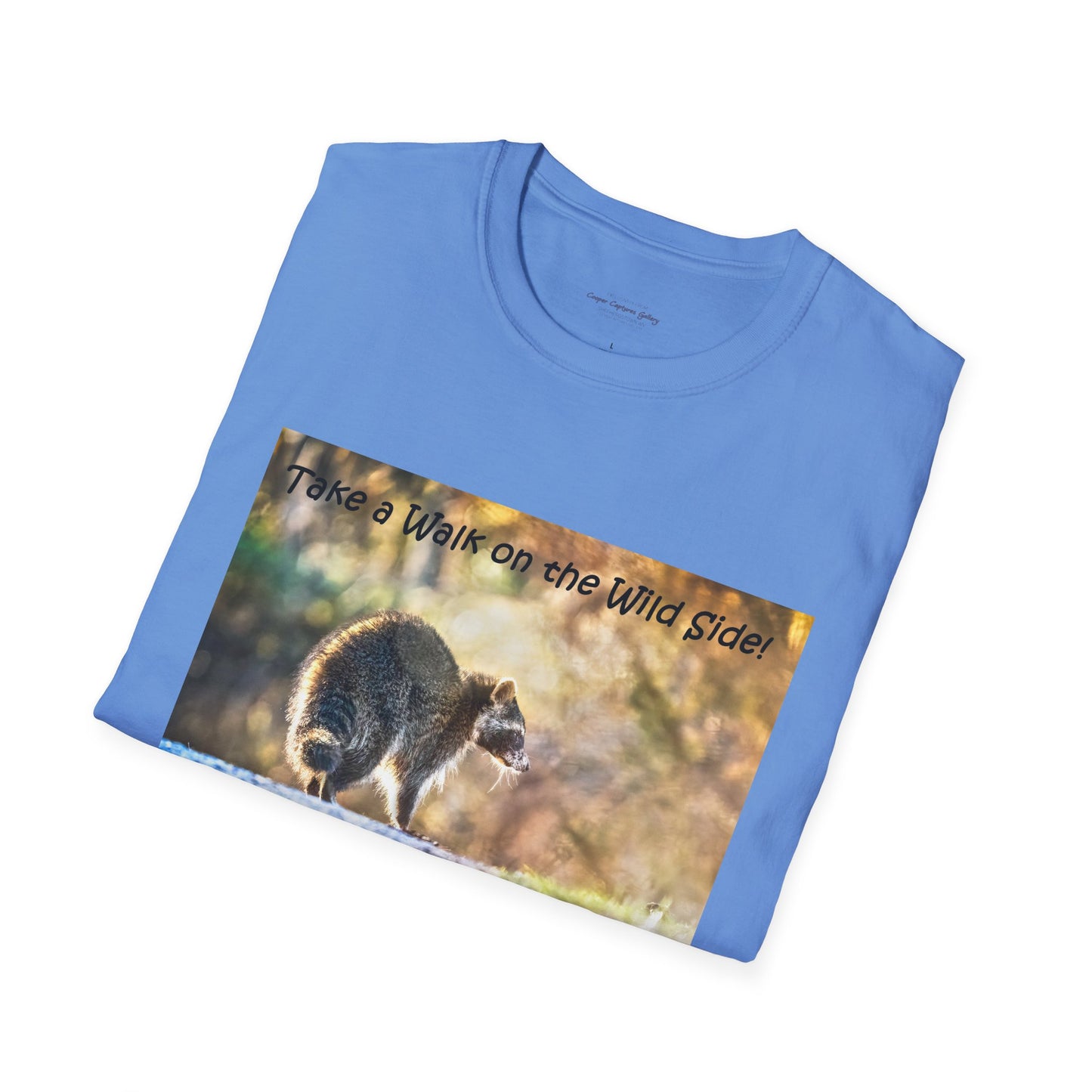Sneaky raccoon on the road - T-Shirt