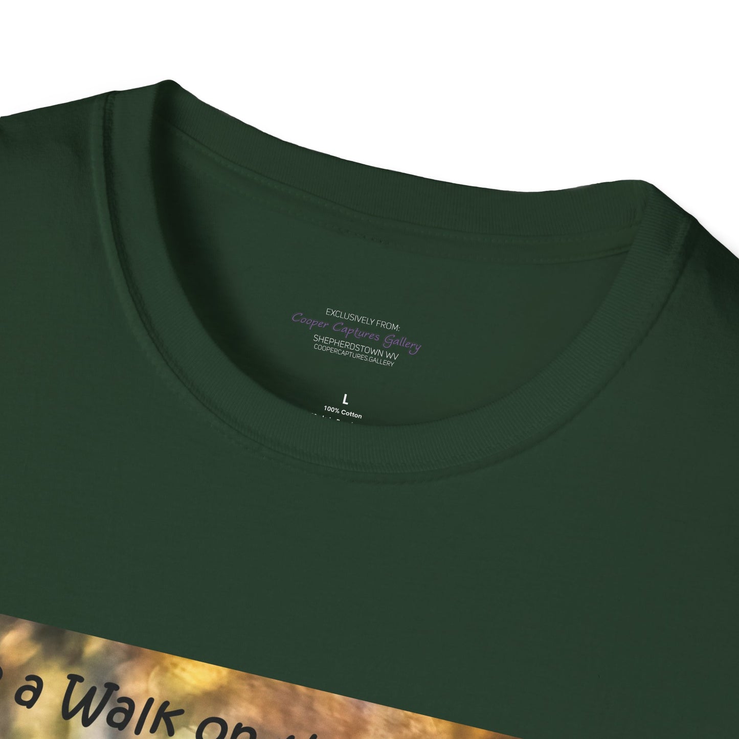 Sneaky raccoon on the road - T-Shirt