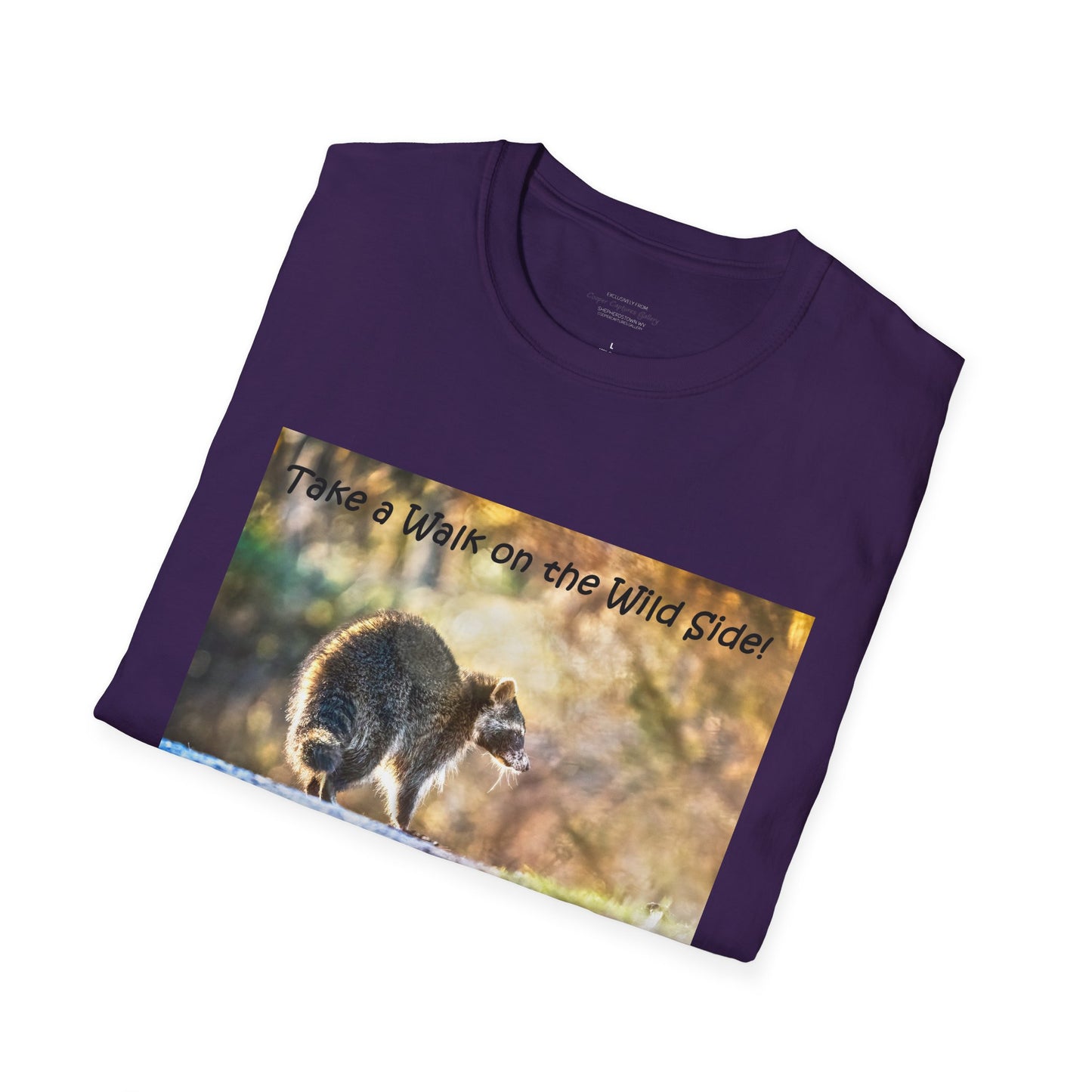 Sneaky raccoon on the road - T-Shirt