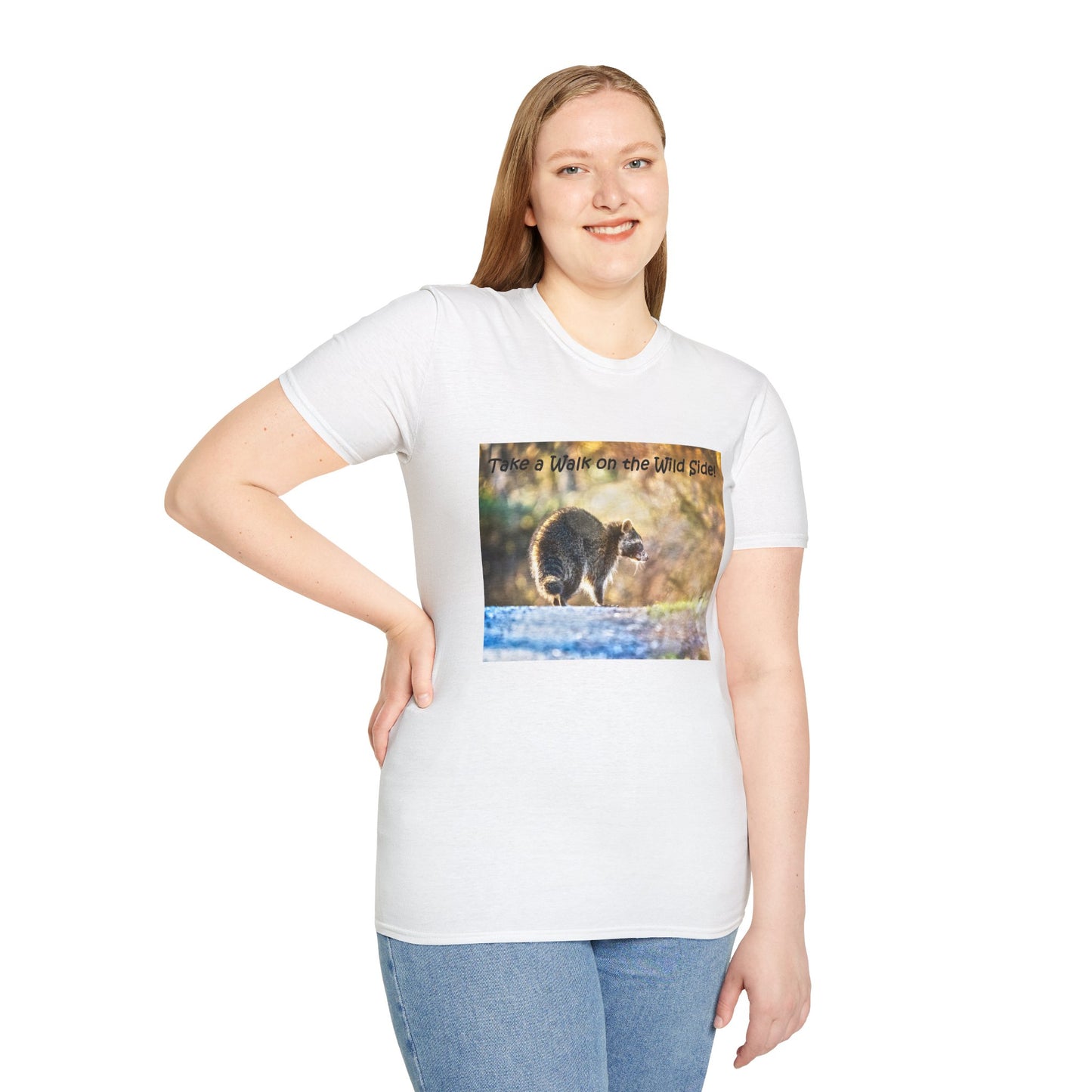 Sneaky raccoon on the road - T-Shirt