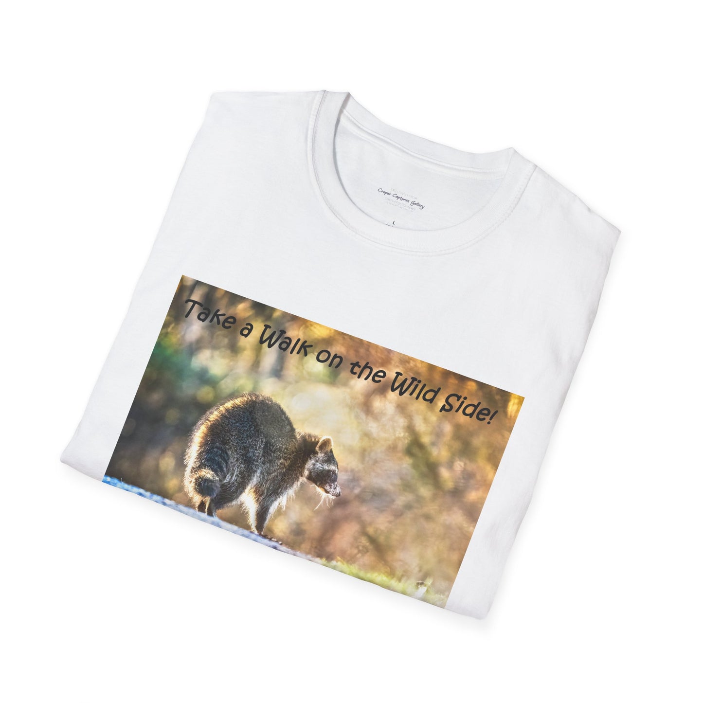 Sneaky raccoon on the road - T-Shirt