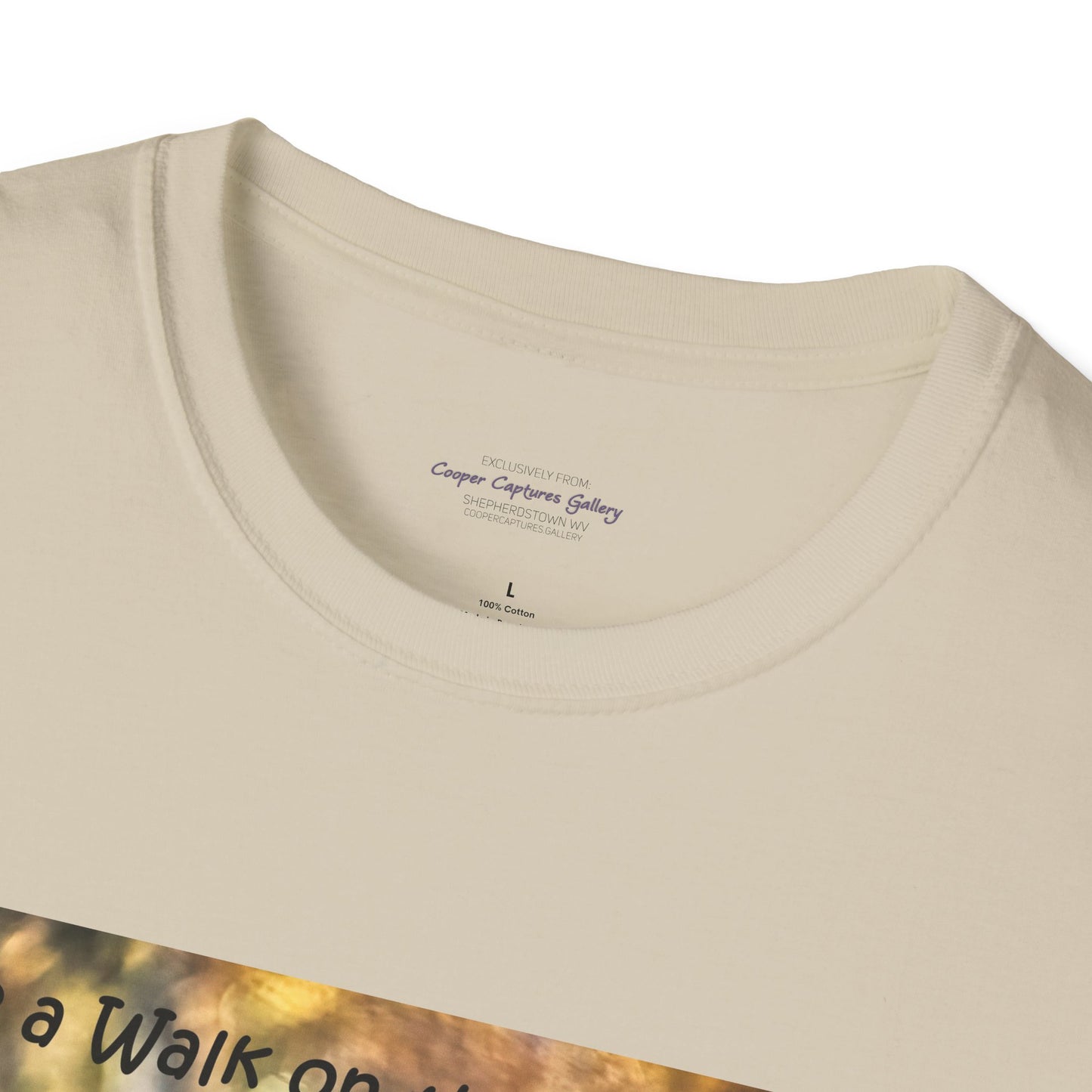 Sneaky raccoon on the road - T-Shirt