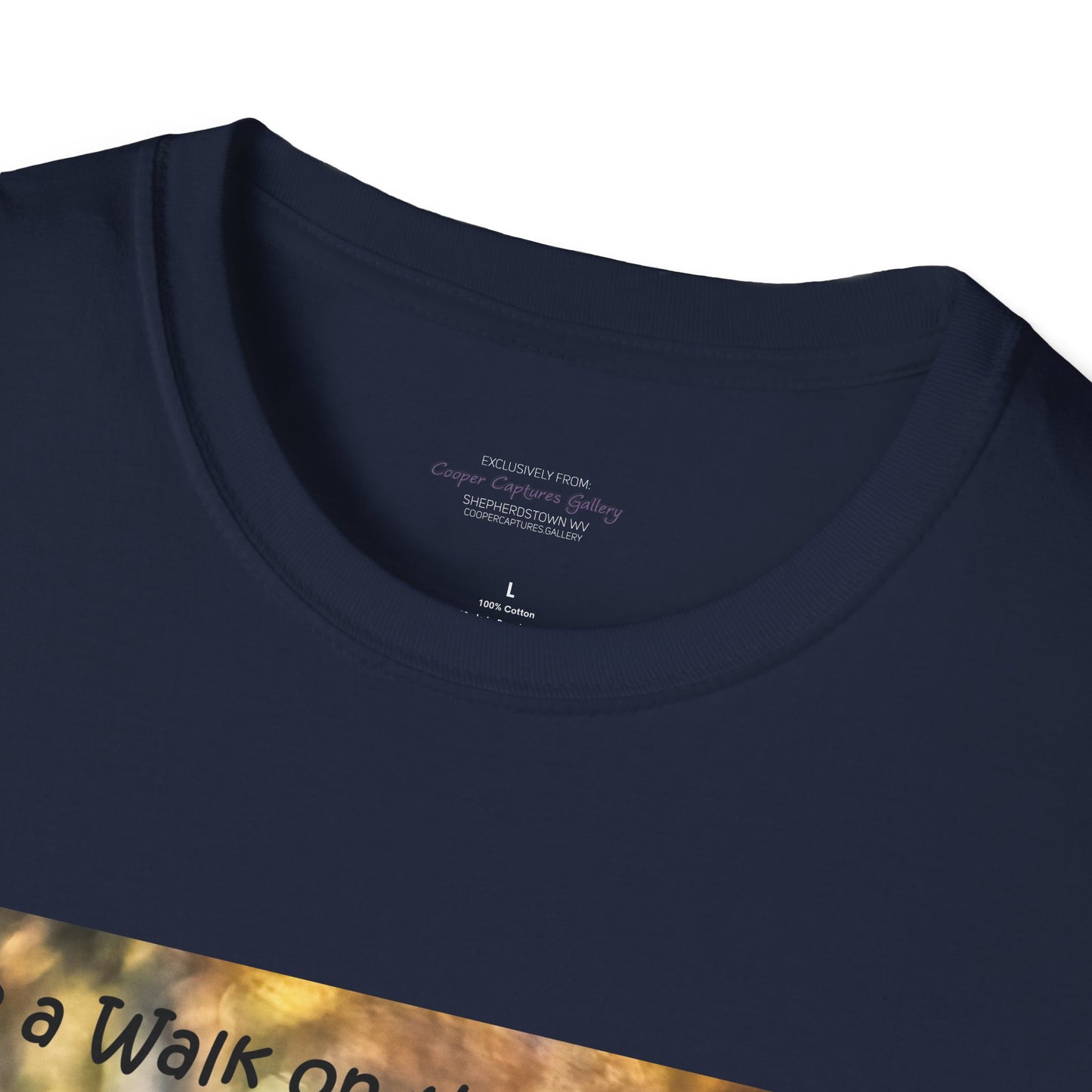 Sneaky raccoon on the road - T-Shirt