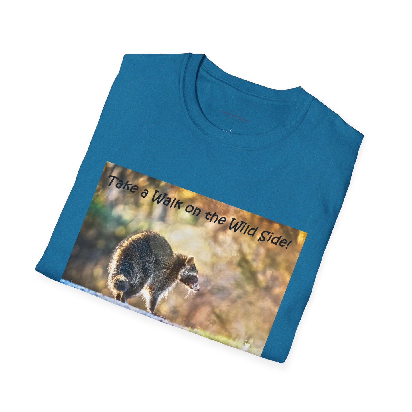 Sneaky raccoon on the road - T-Shirt
