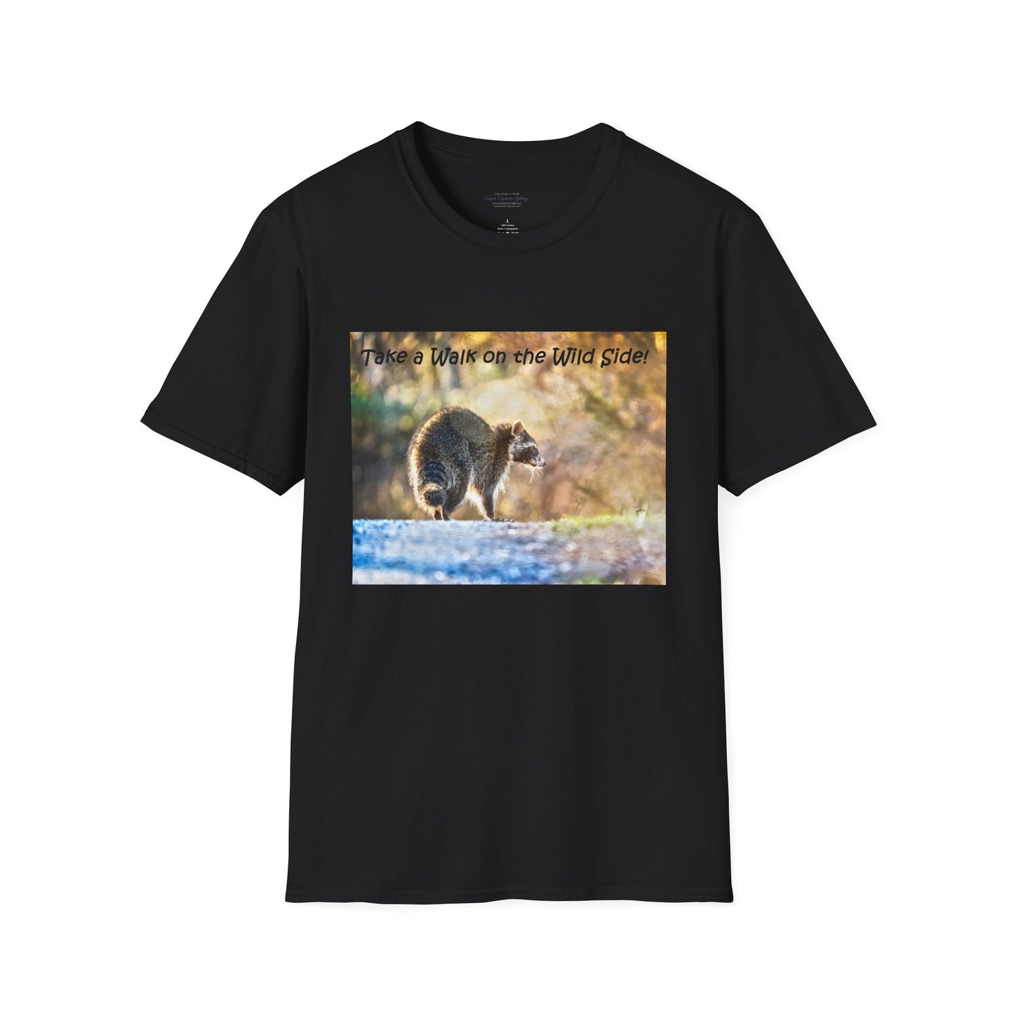 Sneaky raccoon on the road - T-Shirt