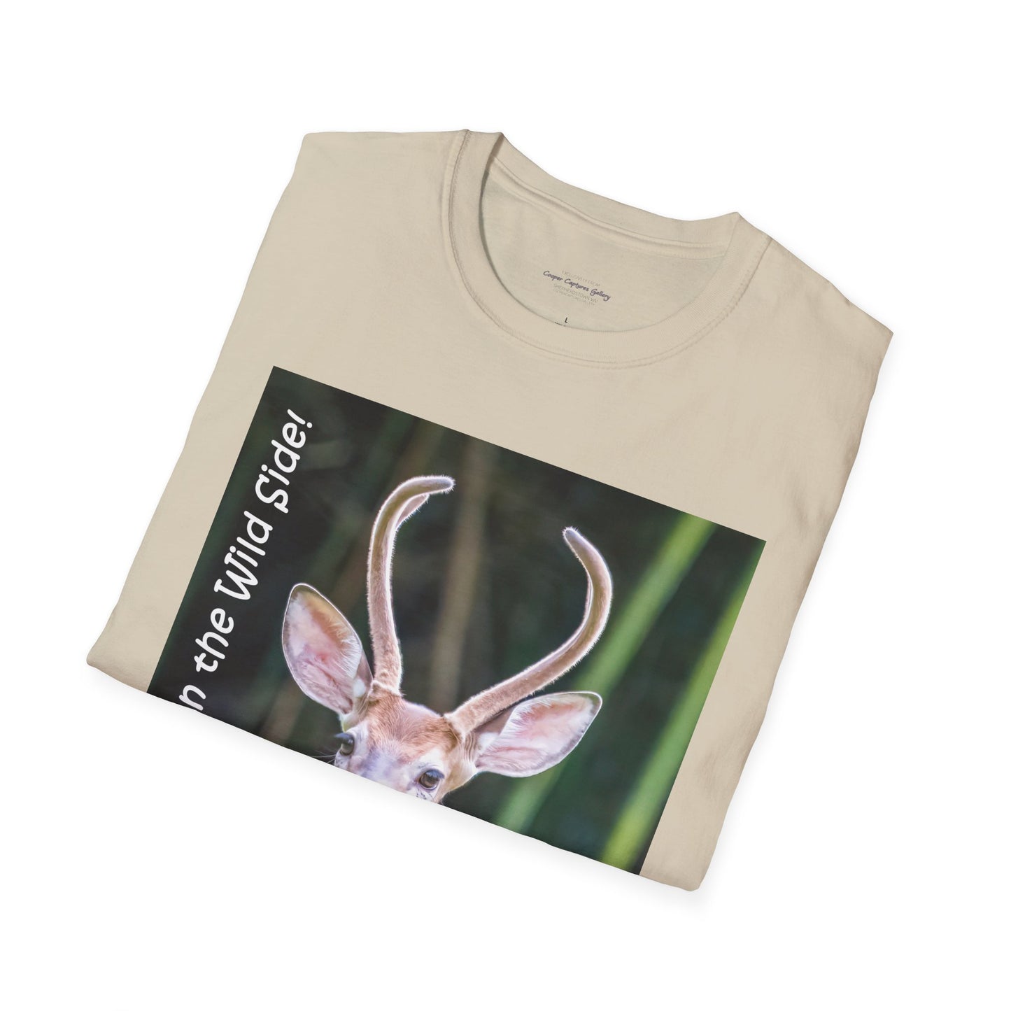 Funky-faced young deer buck - T-Shirt