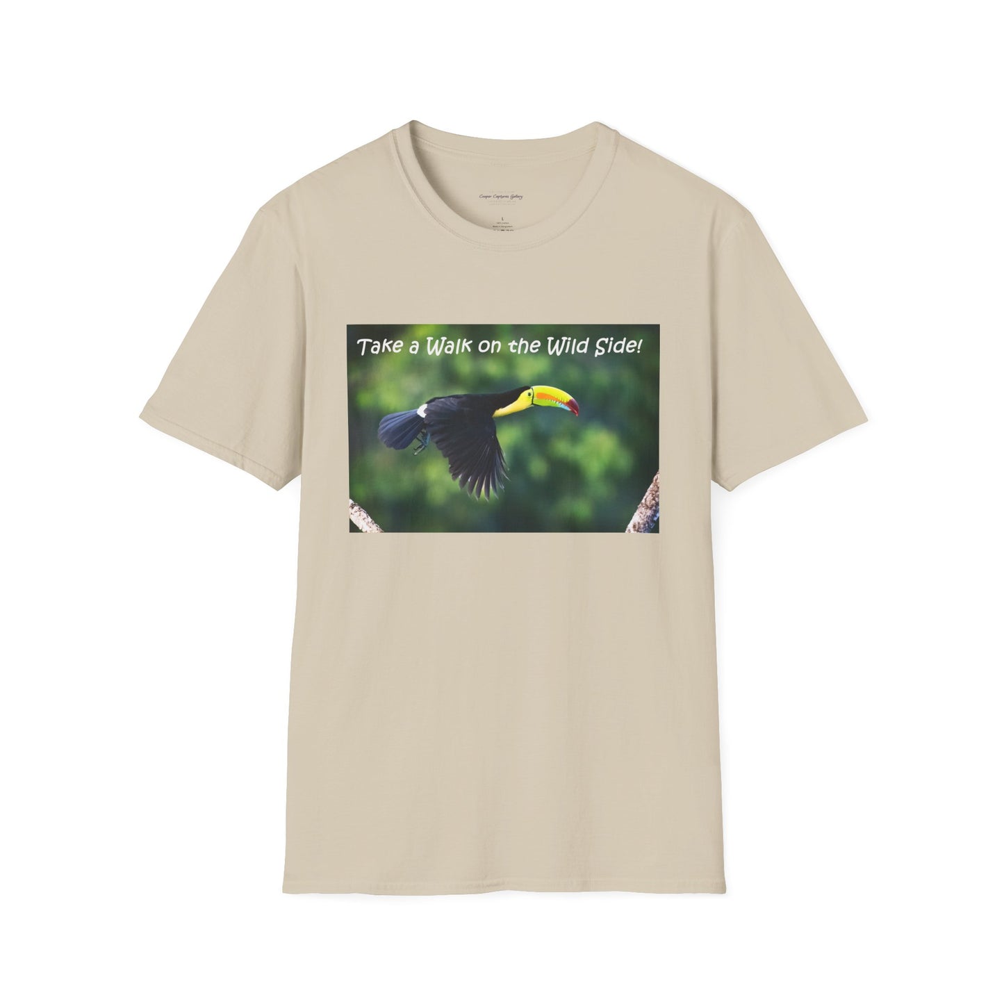 Costa Rican Keel-billed toucan in flight - T-shirt