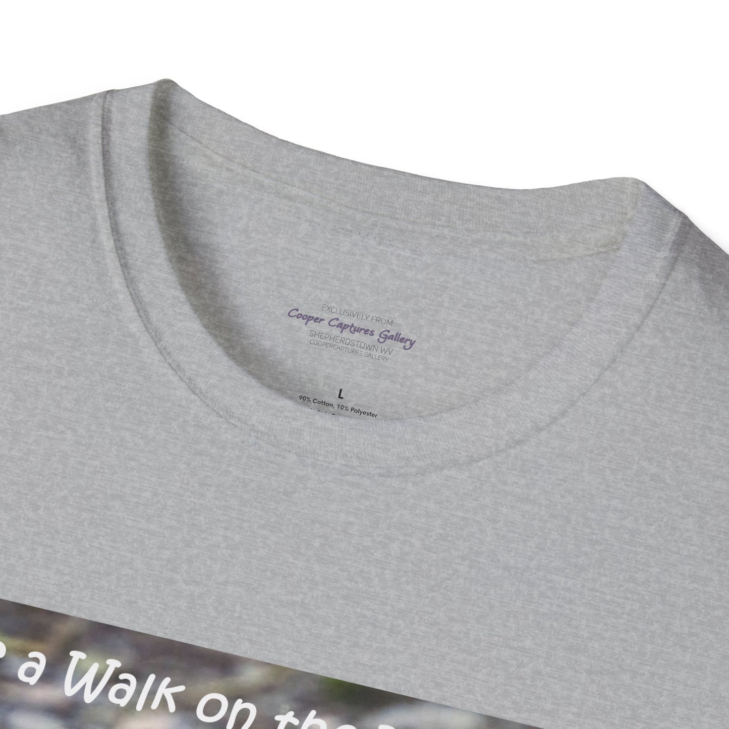 Curiously cute river otter - T-Shirt