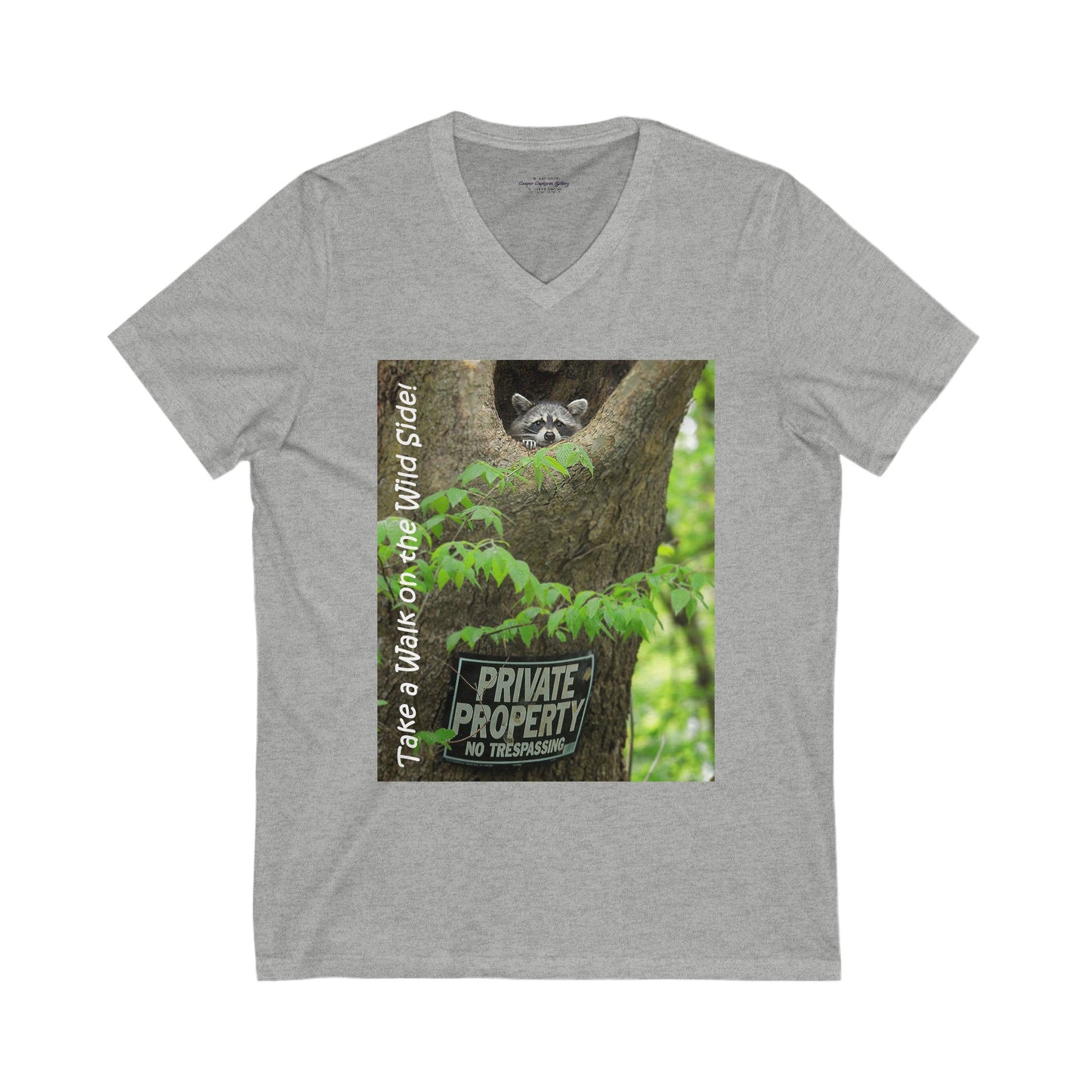 Cute raccoon inside a tree opening with "Private Property" sign - V-Neck Tee-Short
