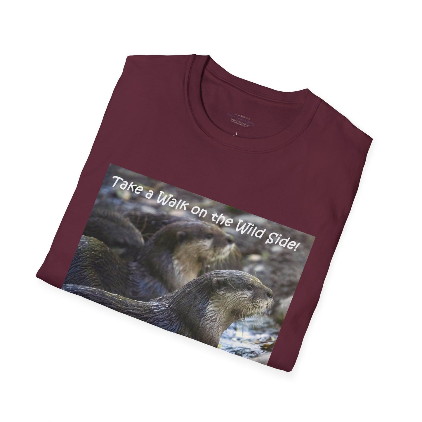 Curiously cute river otter - T-Shirt