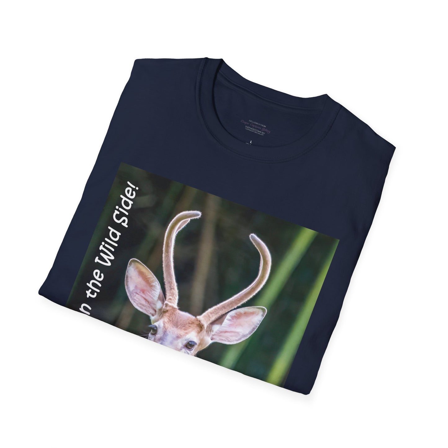 Funky-faced young deer buck - T-Shirt