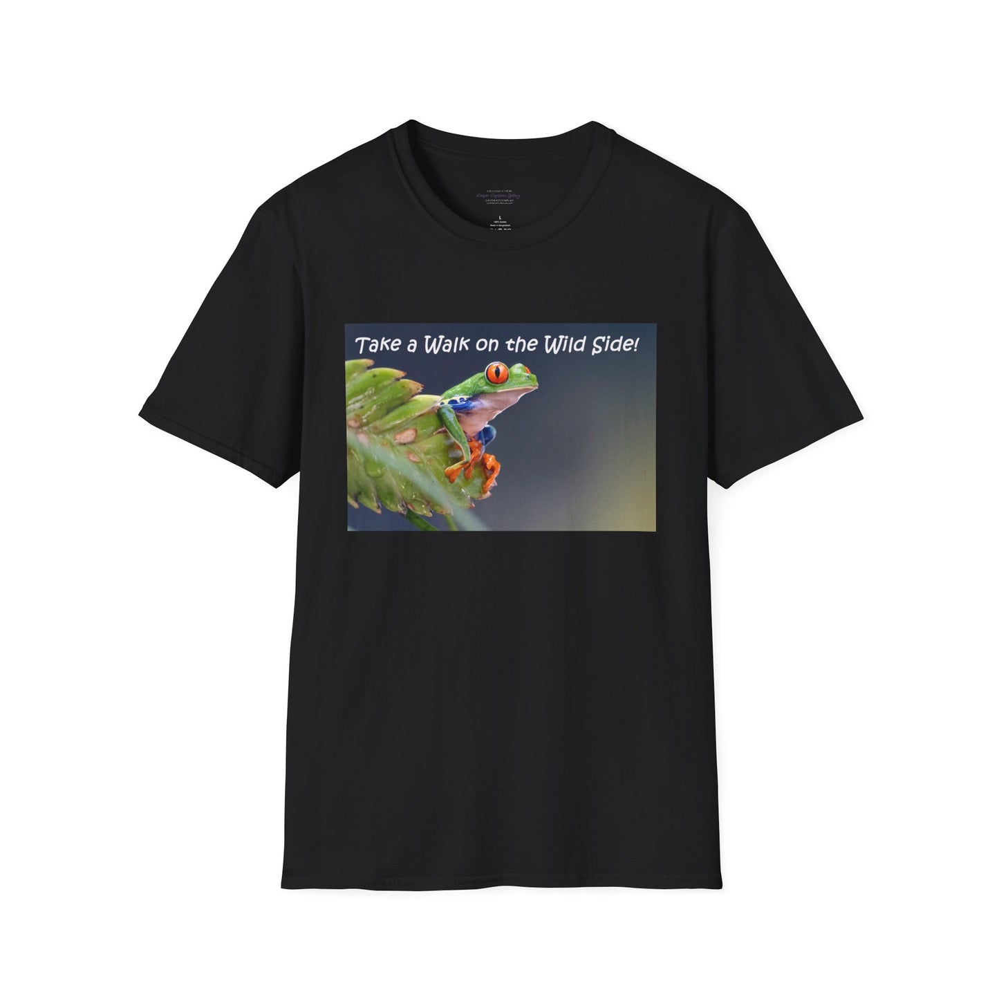 Costa Rican Red-eyed tree frog on a leaf - T-shirt