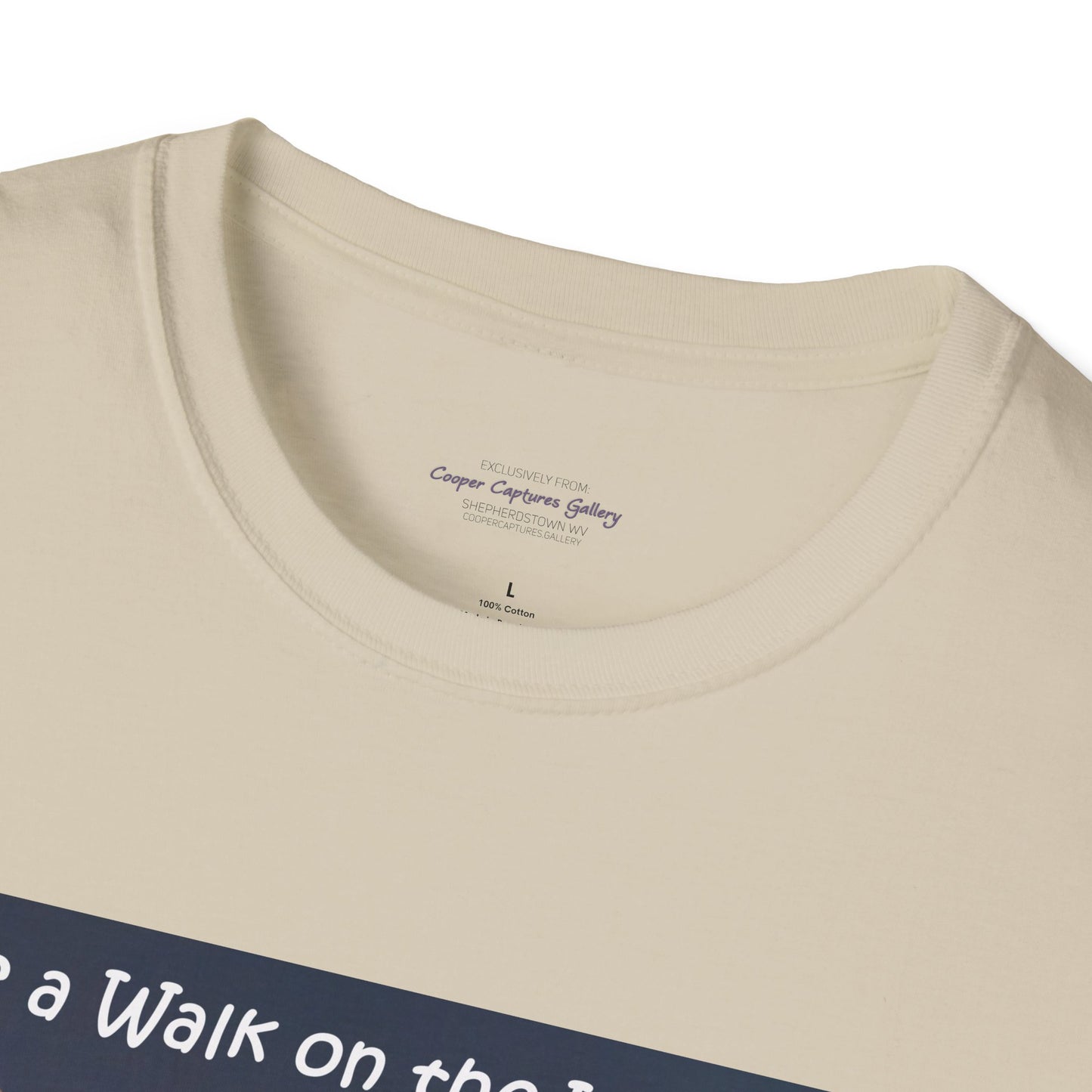 Costa Rican Red-eyed tree frog on a leaf - T-shirt