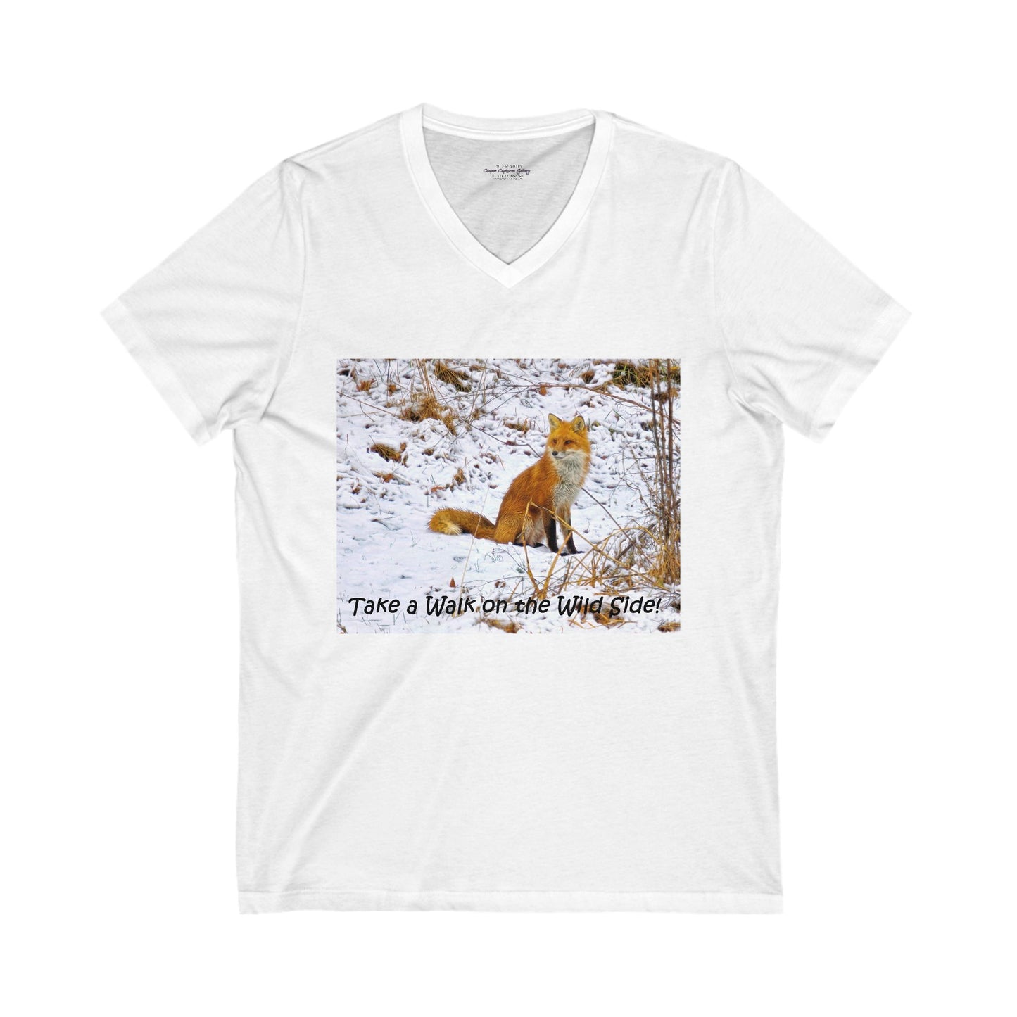 Red Fox pauses in the snow - V-Neck Tee-Shirt