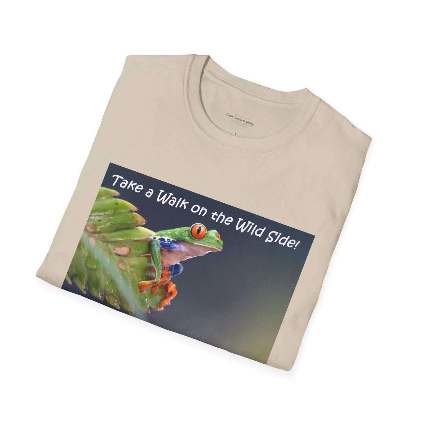 Costa Rican Red-eyed tree frog on a leaf - T-shirt