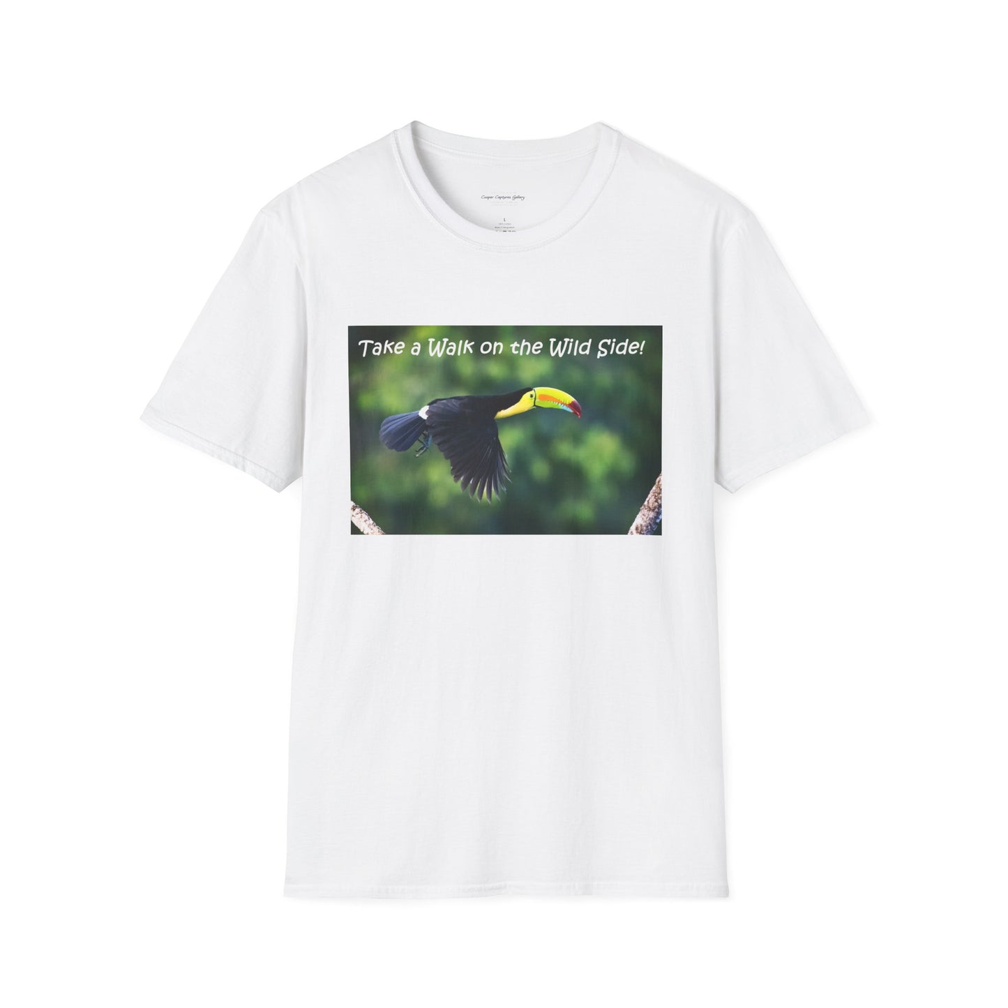 Costa Rican Keel-billed toucan in flight - T-shirt