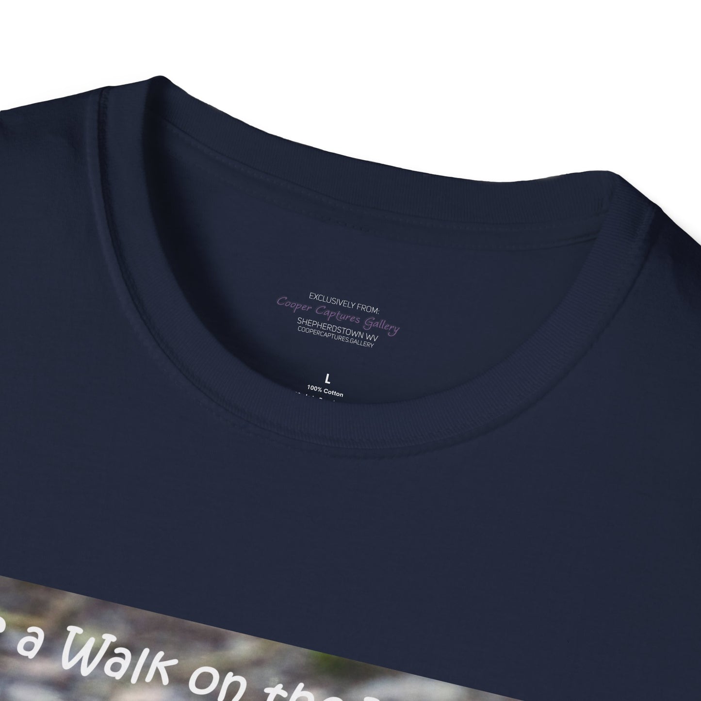 Curiously cute river otter - T-Shirt
