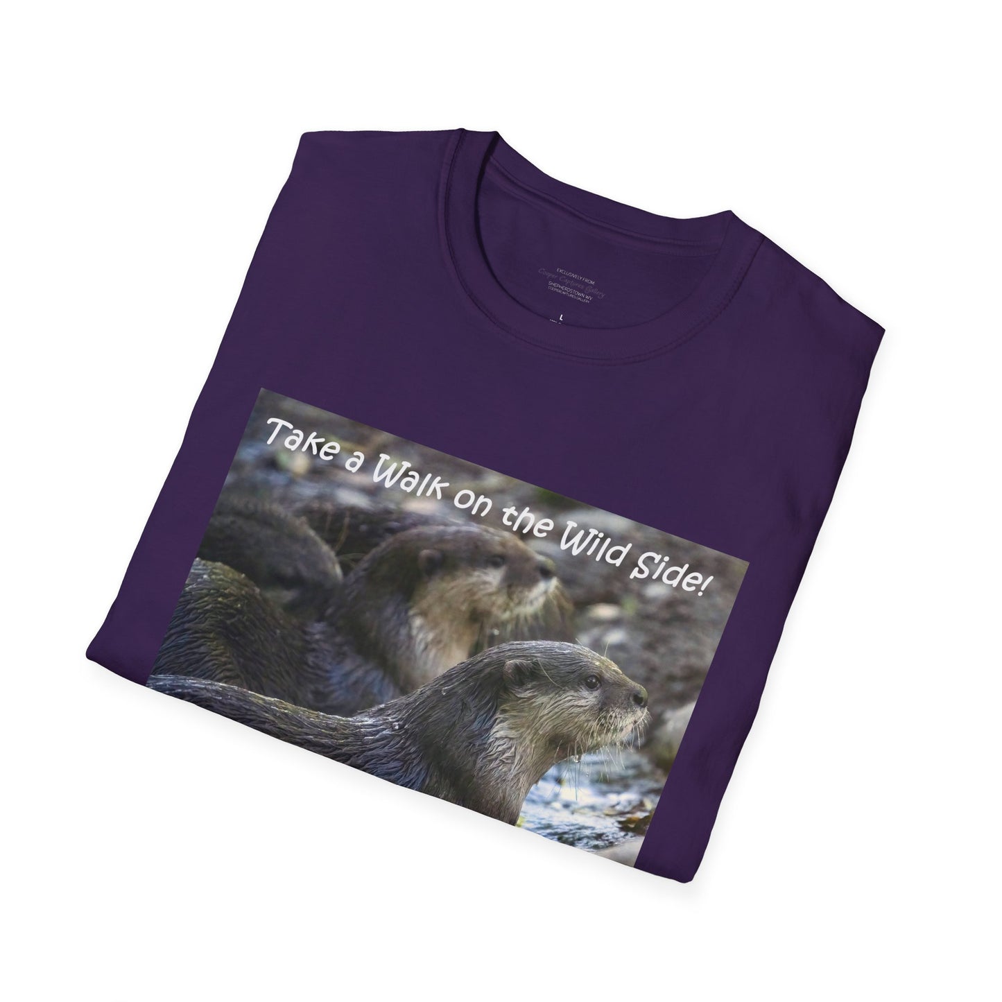 Curiously cute river otter - T-Shirt
