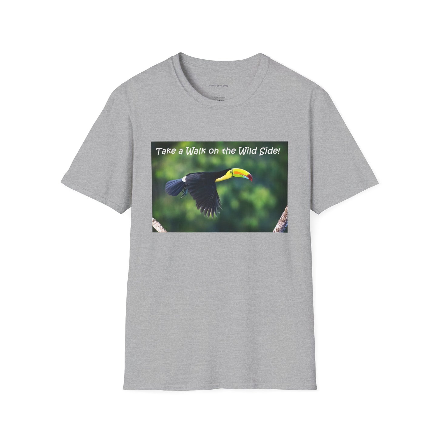 Costa Rican Keel-billed toucan in flight - T-shirt