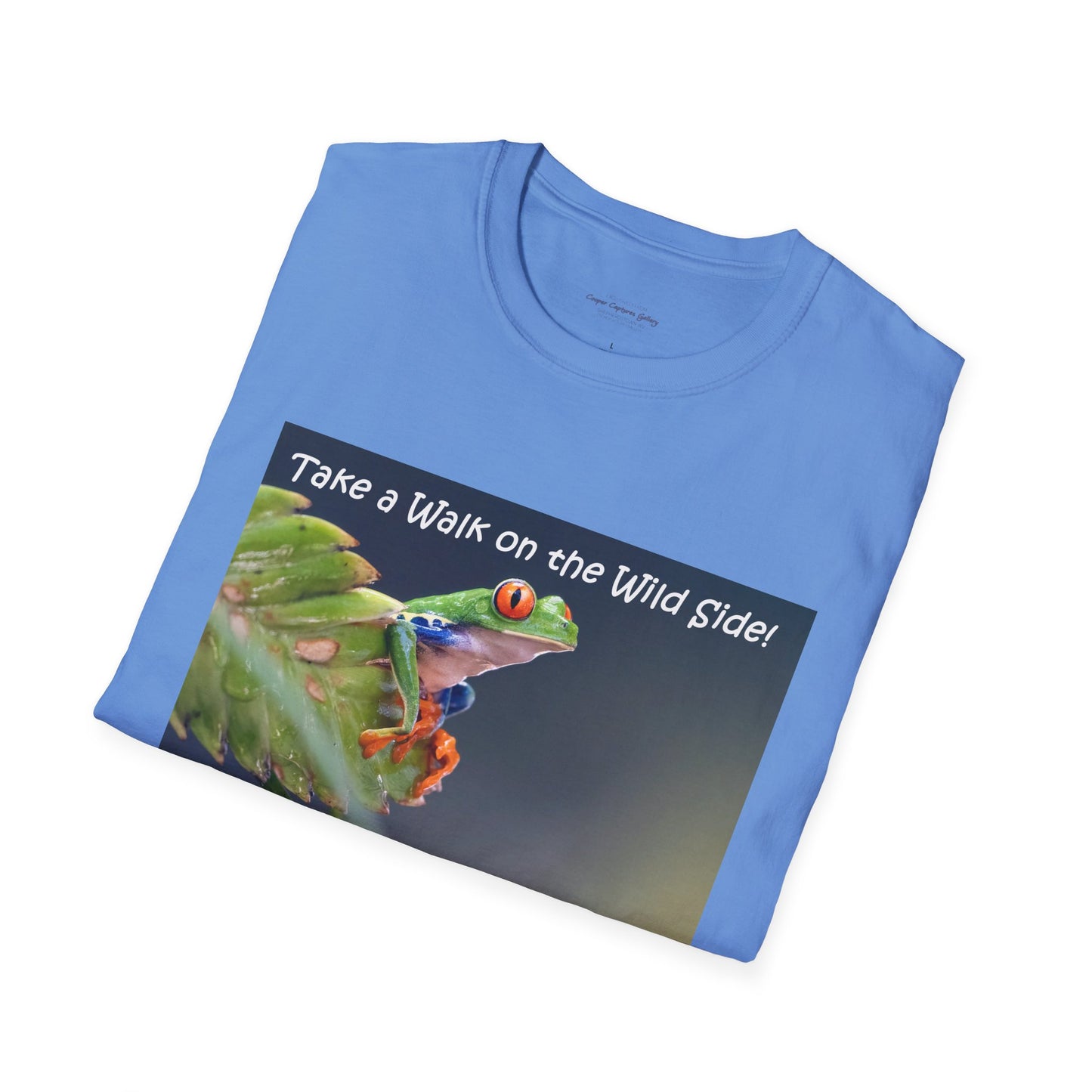 Costa Rican Red-eyed tree frog on a leaf - T-shirt