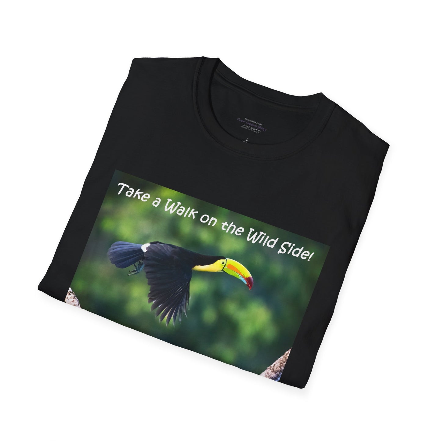 Costa Rican Keel-billed toucan in flight - T-shirt