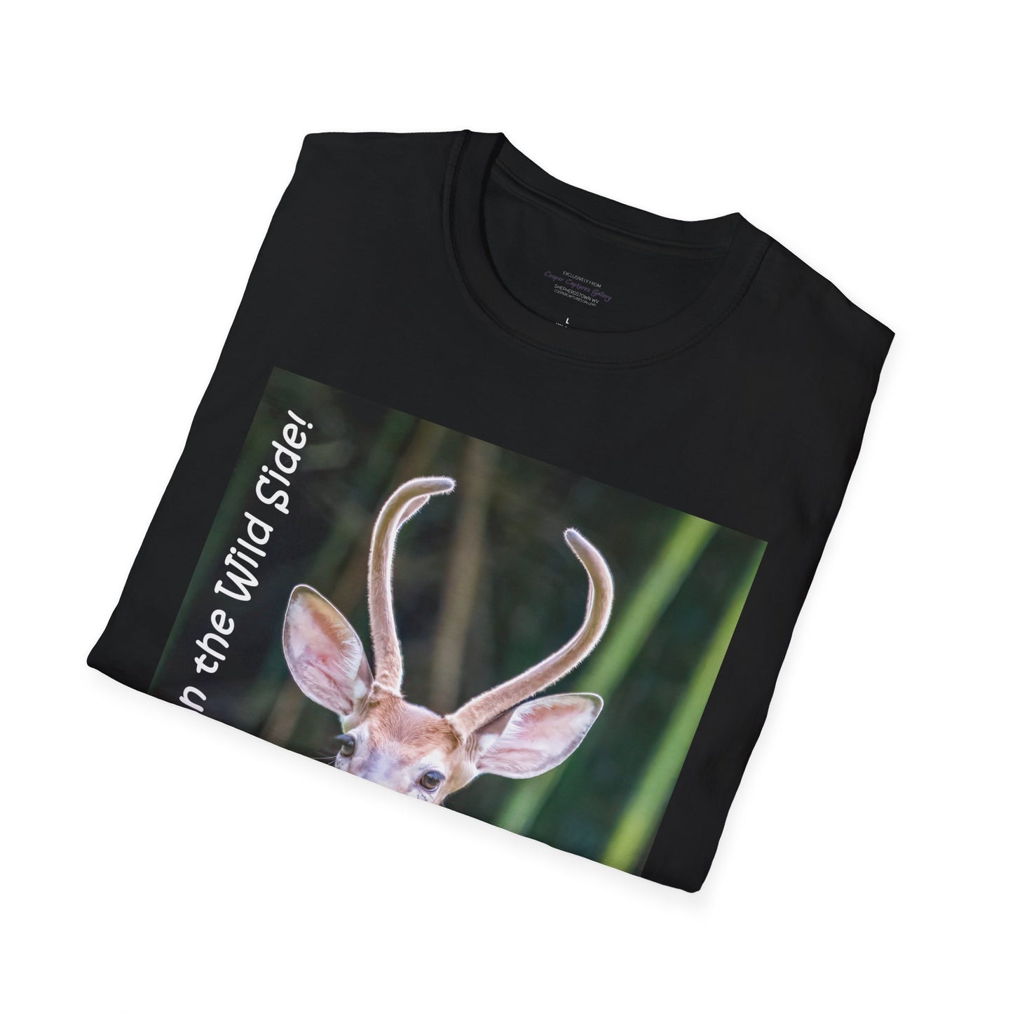 Funky-faced young deer buck - T-Shirt