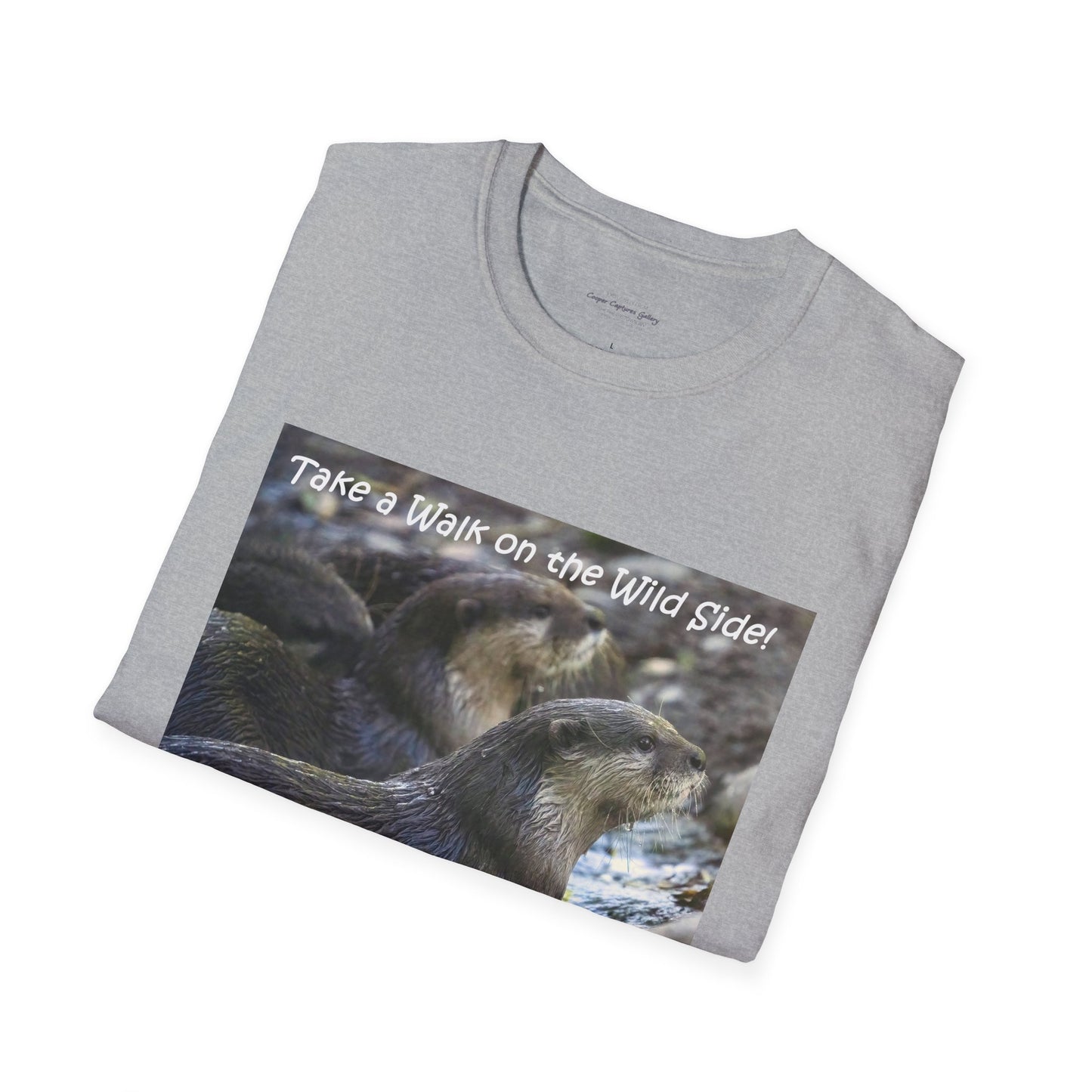 Curiously cute river otter - T-Shirt