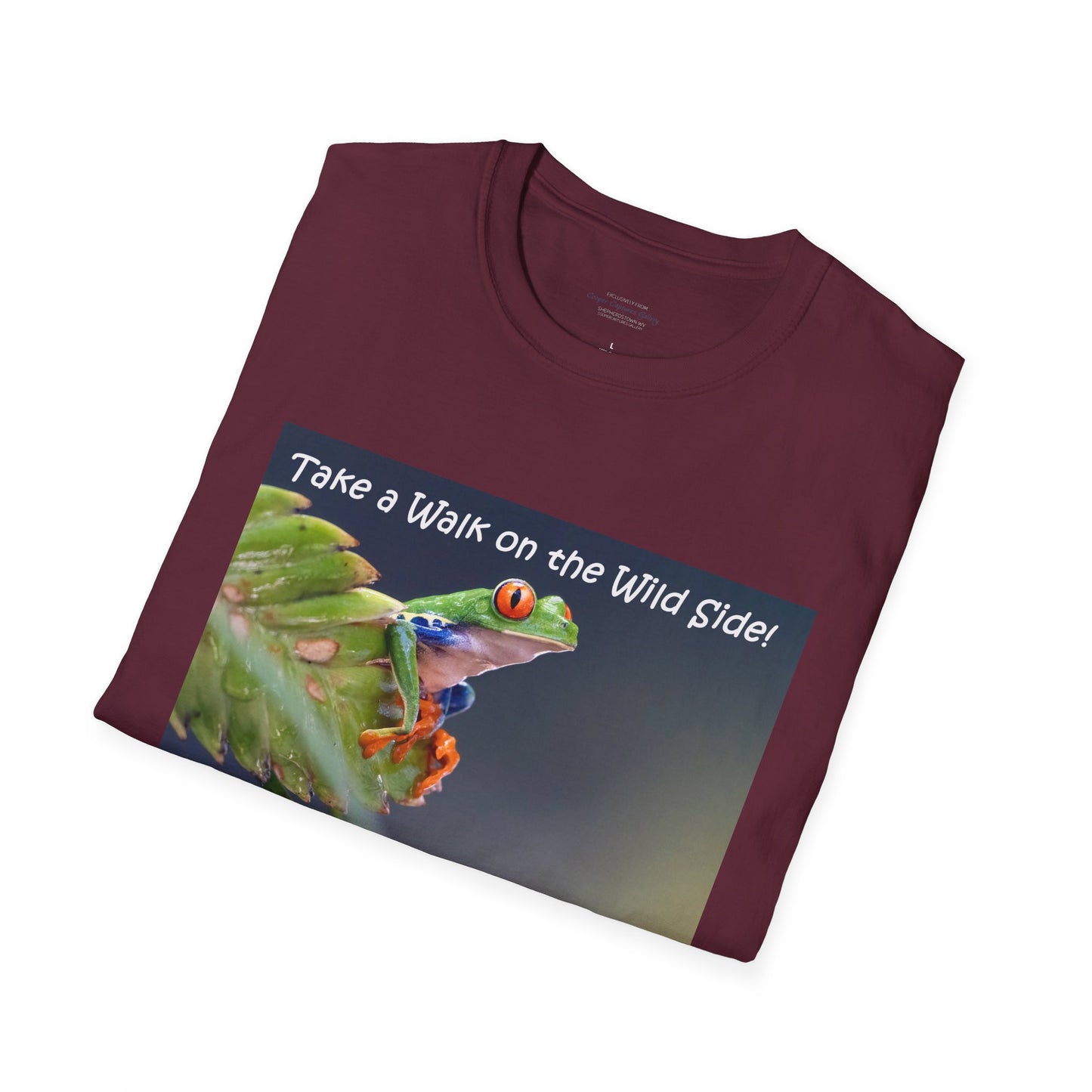 Costa Rican Red-eyed tree frog on a leaf - T-shirt