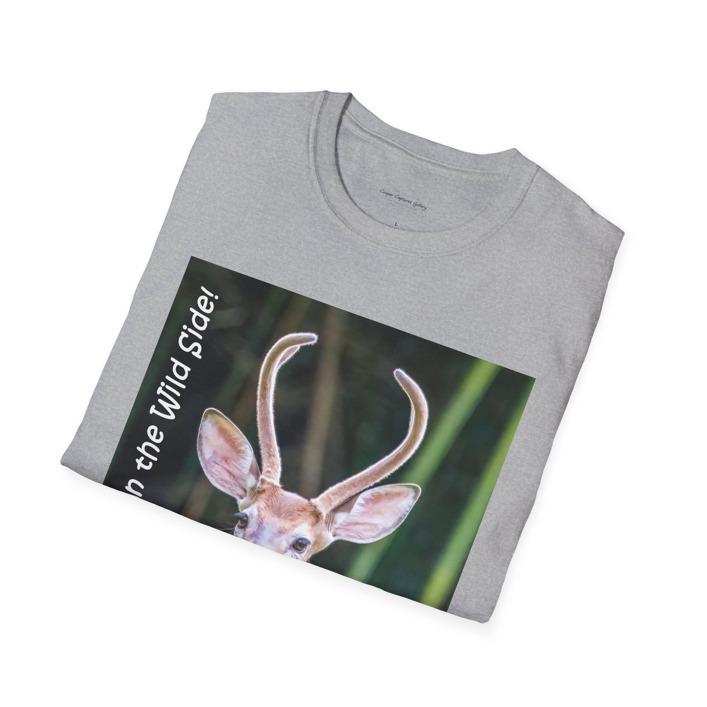 Funky-faced young deer buck - T-Shirt