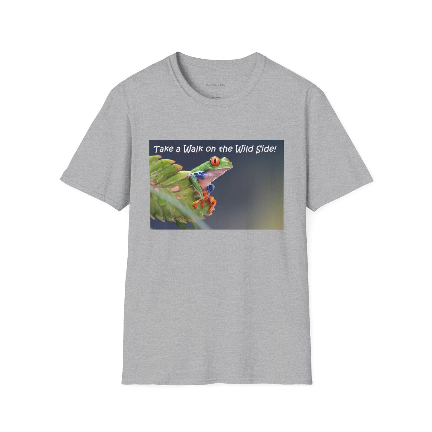 Costa Rican Red-eyed tree frog on a leaf - T-shirt
