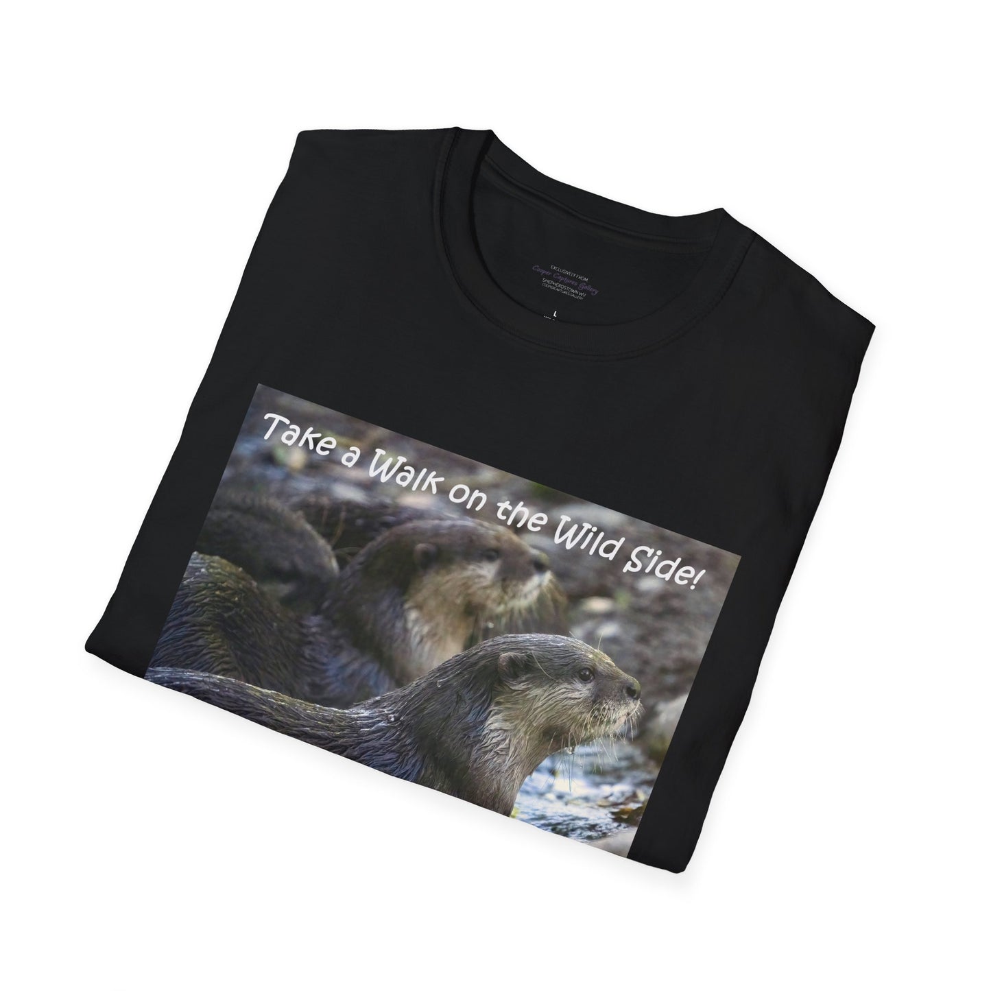 Curiously cute river otter - T-Shirt