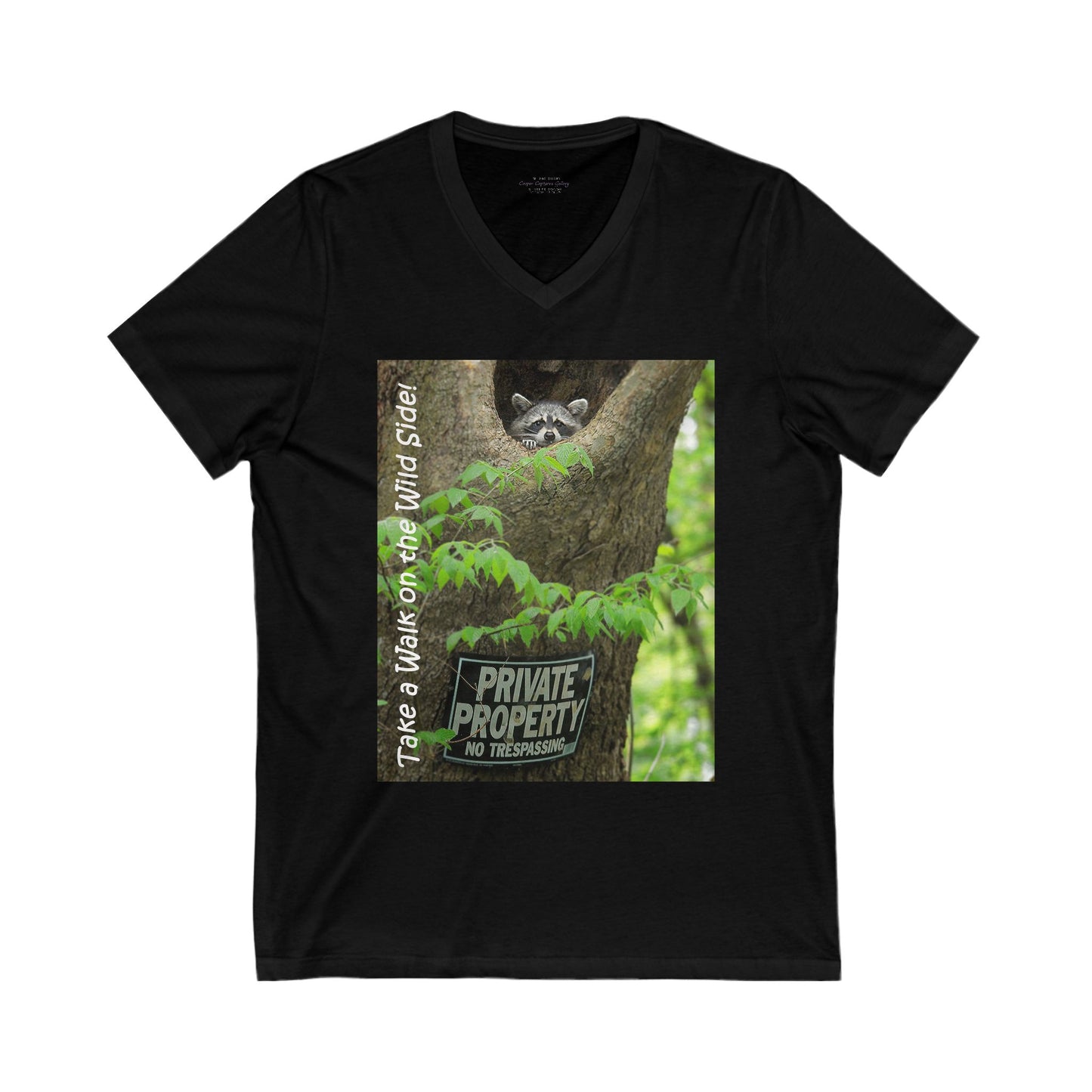 Cute raccoon inside a tree opening with "Private Property" sign - V-Neck Tee-Short